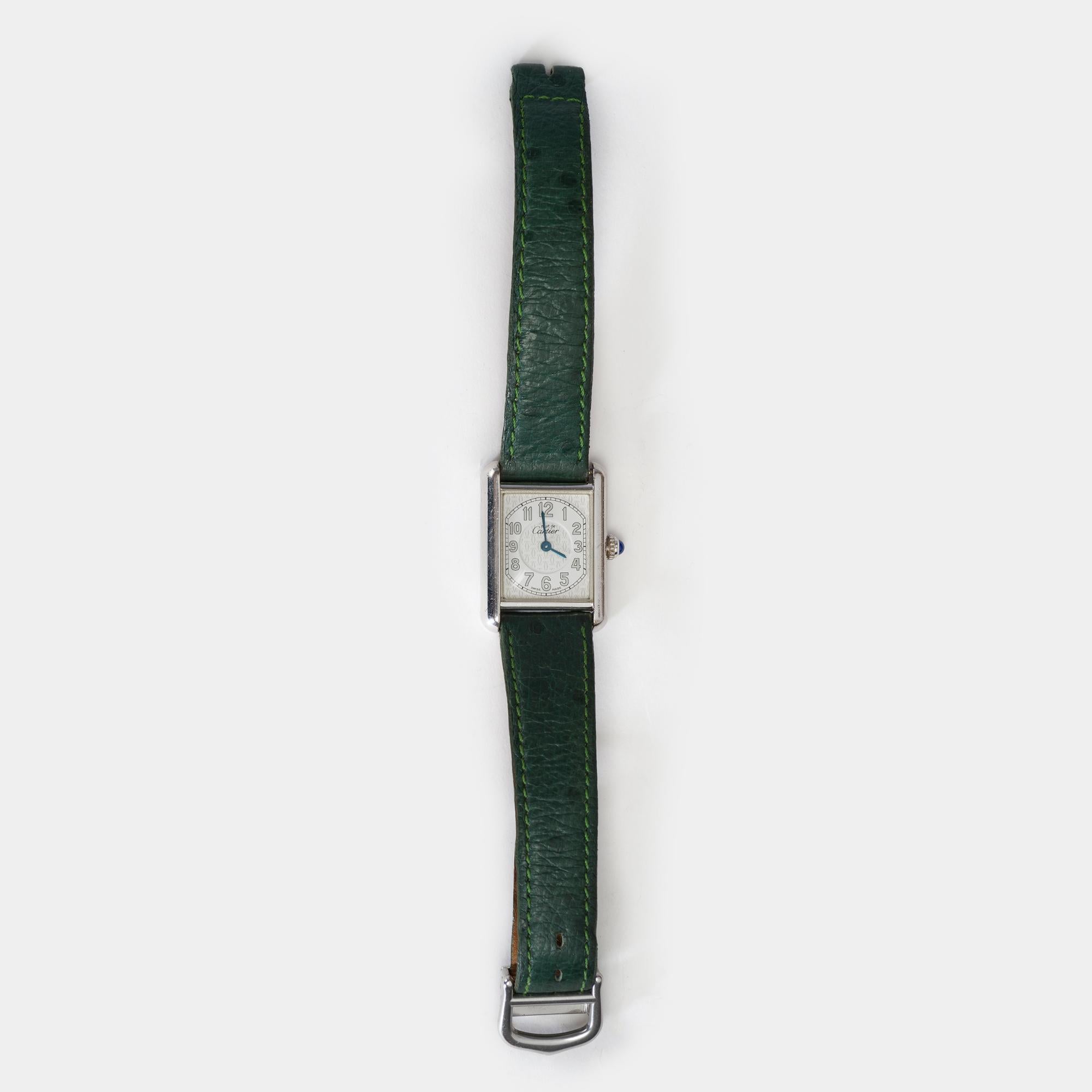 Brand:​ ​Cartier
Model:​ ​Tank​ ​Must
Reference:​ ​2416
Dial:​ ​White,​ ​Cartier​ ​logo
Movement:​ ​Cartier​ ​quartz
Case:​ ​925​ ​silver,​ ​no.​ ​031931PL
Dimensions:​ ​22x30​ ​mm
Bracelet:​ ​Green​ ​leather,​ ​deployant​ ​buckle

Reference:​