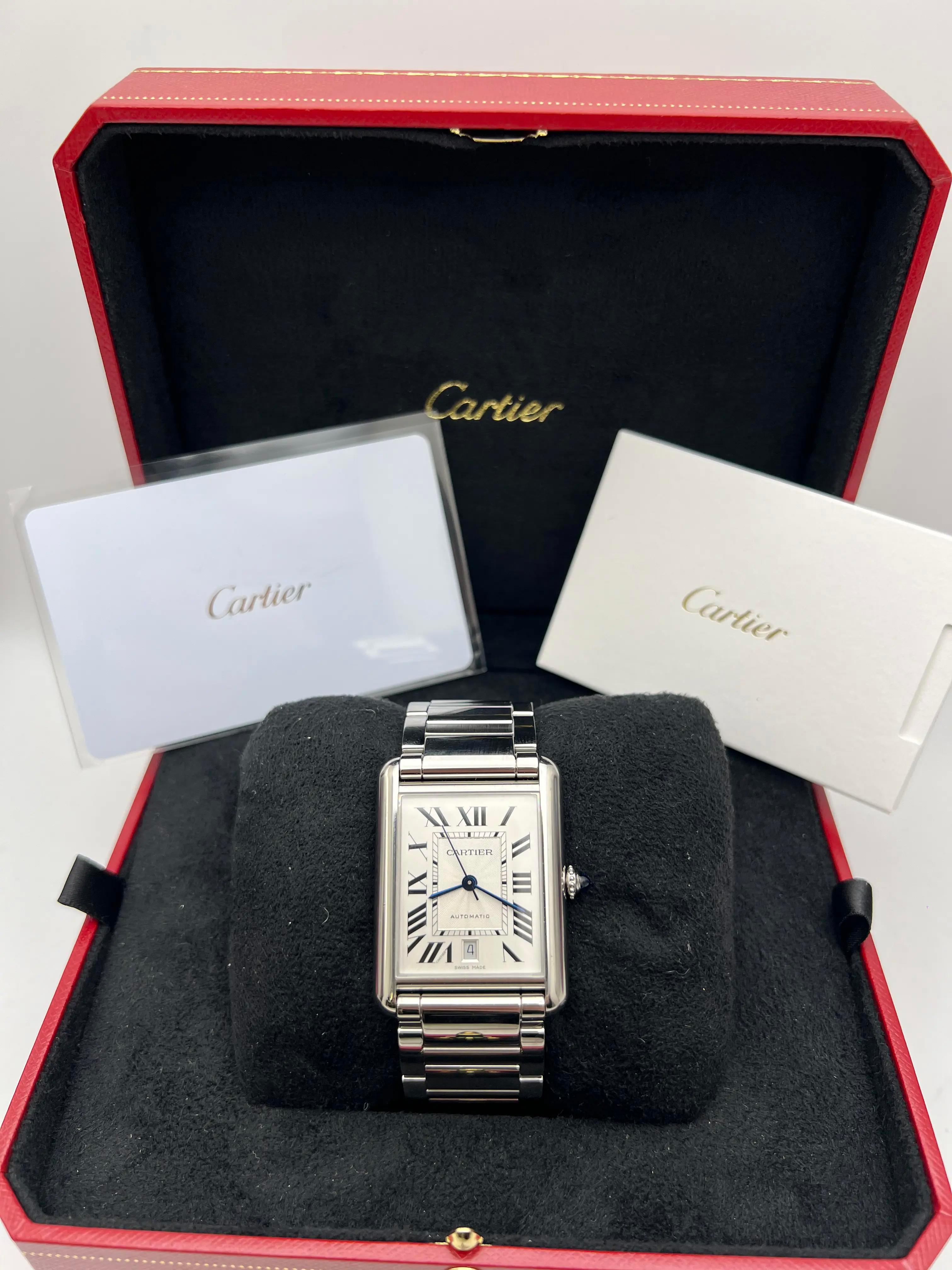 Der Cartier Tank Must XL (Ref. WSTA0053) ist ein markantes und elegantes extragroßes Modell, das moderne Proportionen mit zeitloser Tank-DNA verbindet. Das rechteckige Gehäuse aus poliertem Edelstahl misst 41 x 31 mm und hat ein schlankes Profil von