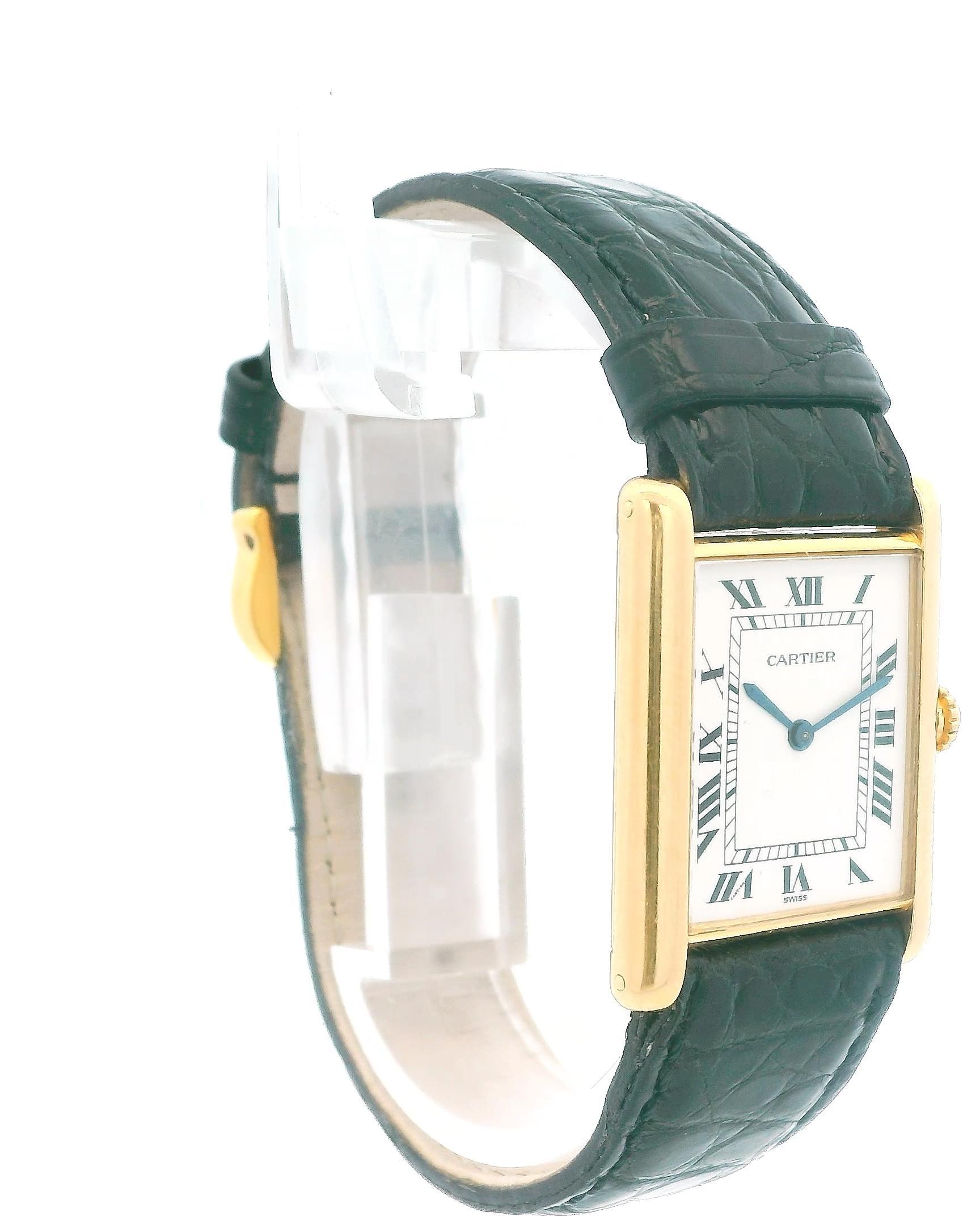 L'orologio Cartier Tank Paris da donna è un orologio elegante che combina un design classico con materiali di lusso. Ha una cassa in oro giallo 18 carati di 23,6 mm (esclusa la corona) e misura 29,7 mm da un'ansa all'altra, il che lo rende una
