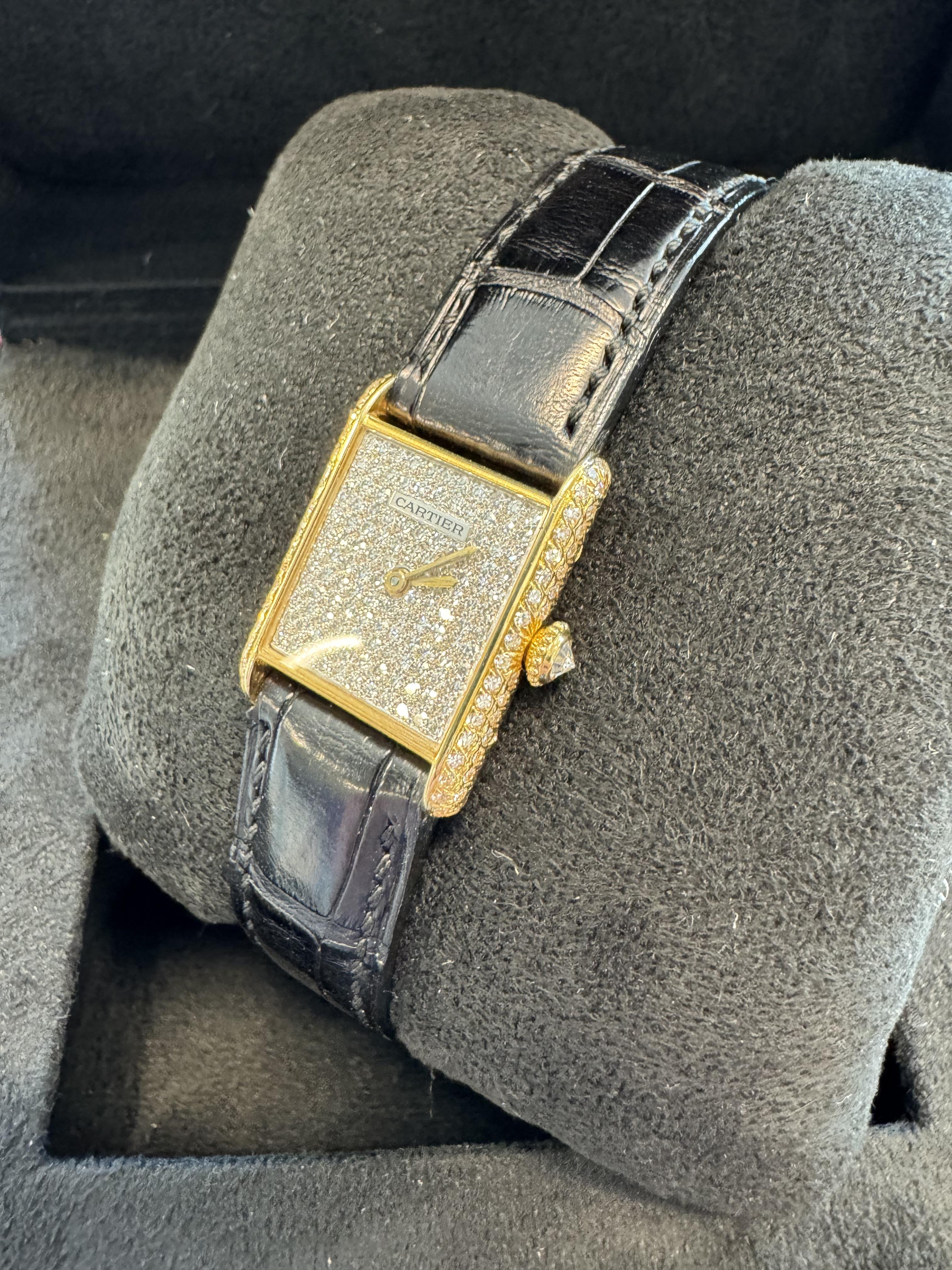 Très rare Tank de Cartier. Boîtier et cadran en diamants sertis en usine, or jaune.

MARQUE : Cartier
MODÈLE : Réservoir
BOÎTIER : Or jaune et diamants
DIAL : Noir
BAND : Noir
MOUVEMENT : Quartz

Très bon état.
Service assuré par Cartier
Boîte et