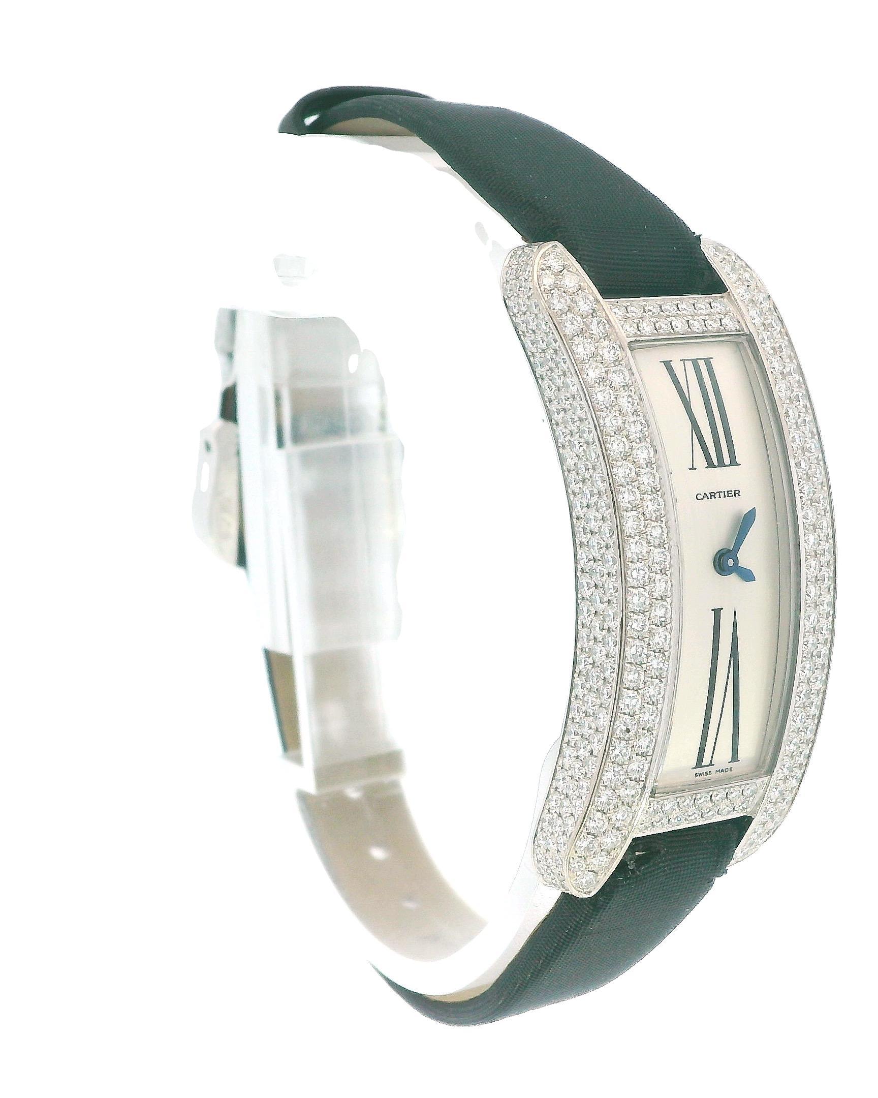 L'orologio Cartier Tank S in oro bianco 18 carati presenta una squisita cassa a forma di S, elegantemente ornata da diamanti che scintillano lungo la superficie, esaltandone il fascino lussuoso. Dotato di un preciso movimento al quarzo, questo