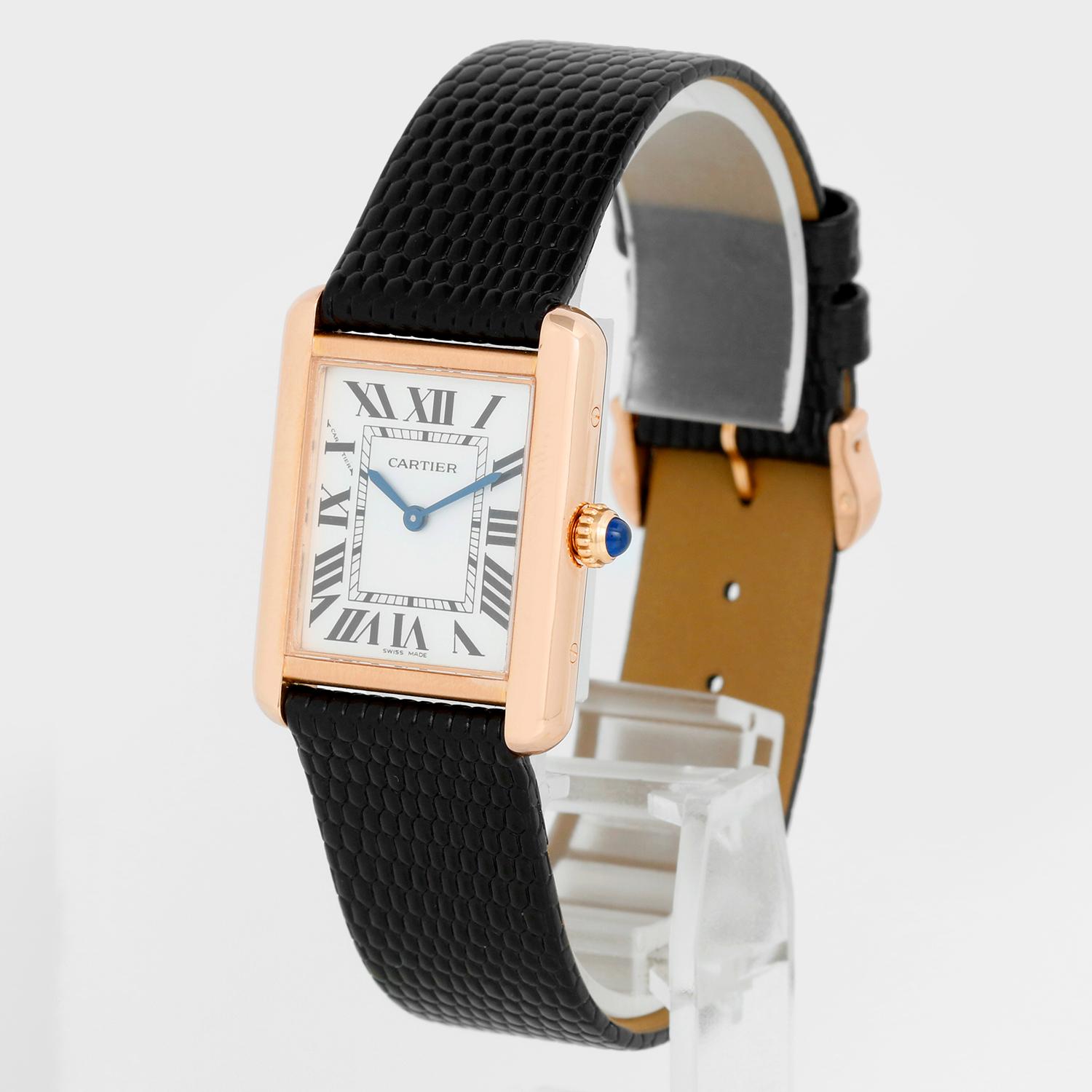 Cartier Tank Solo 18 carats rose  Montre homme en or W5200024 3168 - Mouvement à quartz. Boîtier en or rose 18 carats avec fond en acier inoxydable.  (24 mm x 31 mm). Cadran argenté avec chiffres romains noirs. Bracelet noir avec boucle ardillon en