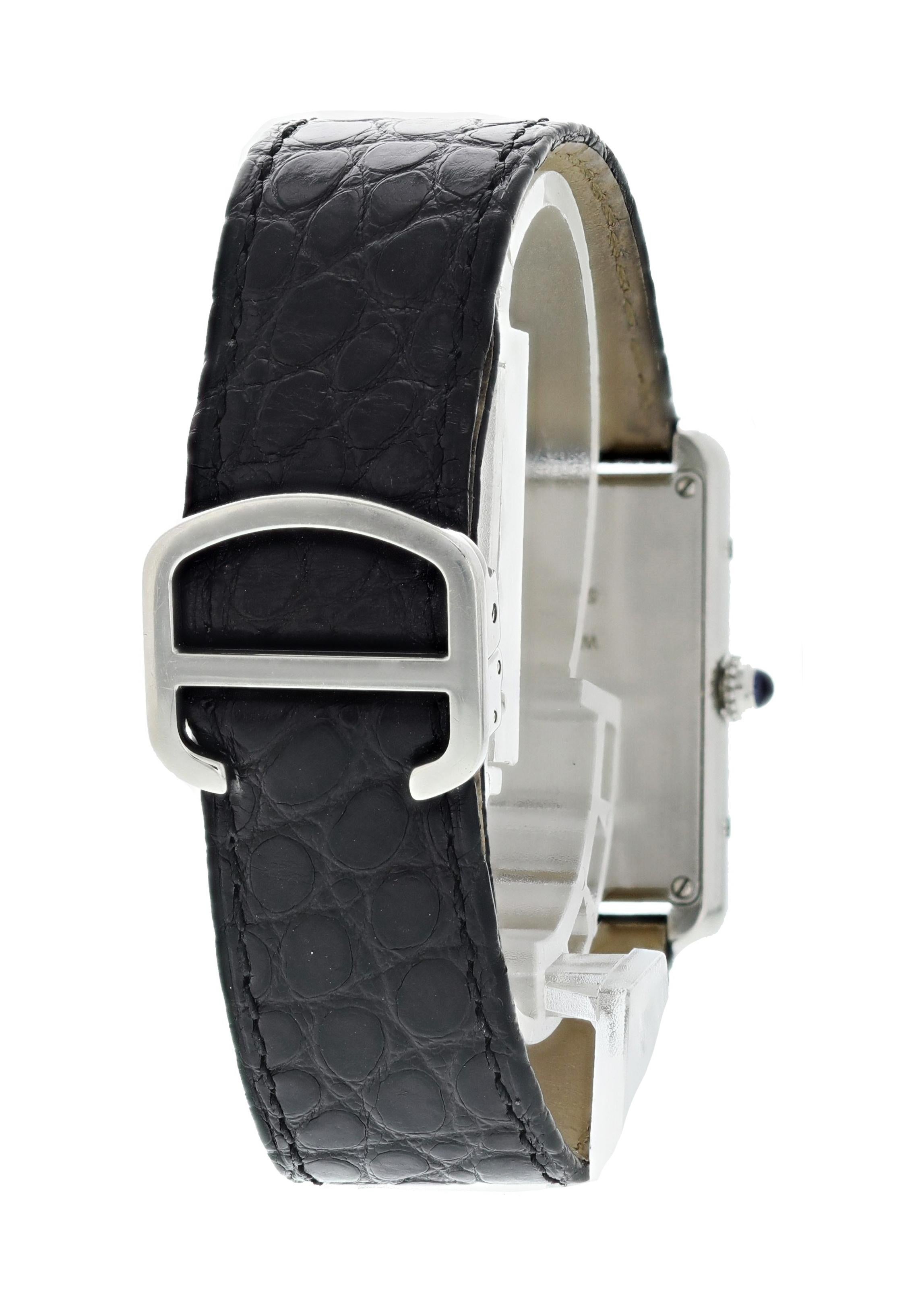 Montre Cartier Tank Solo 3169 en acier inoxydable. Boîtier en acier inoxydable de 27 mm. Cadran piano argenté avec aiguilles en acier bleu et chiffres romains. Bracelet Cartier en cuir noir avec boucle déployante en acier inoxydable. Mouvement à