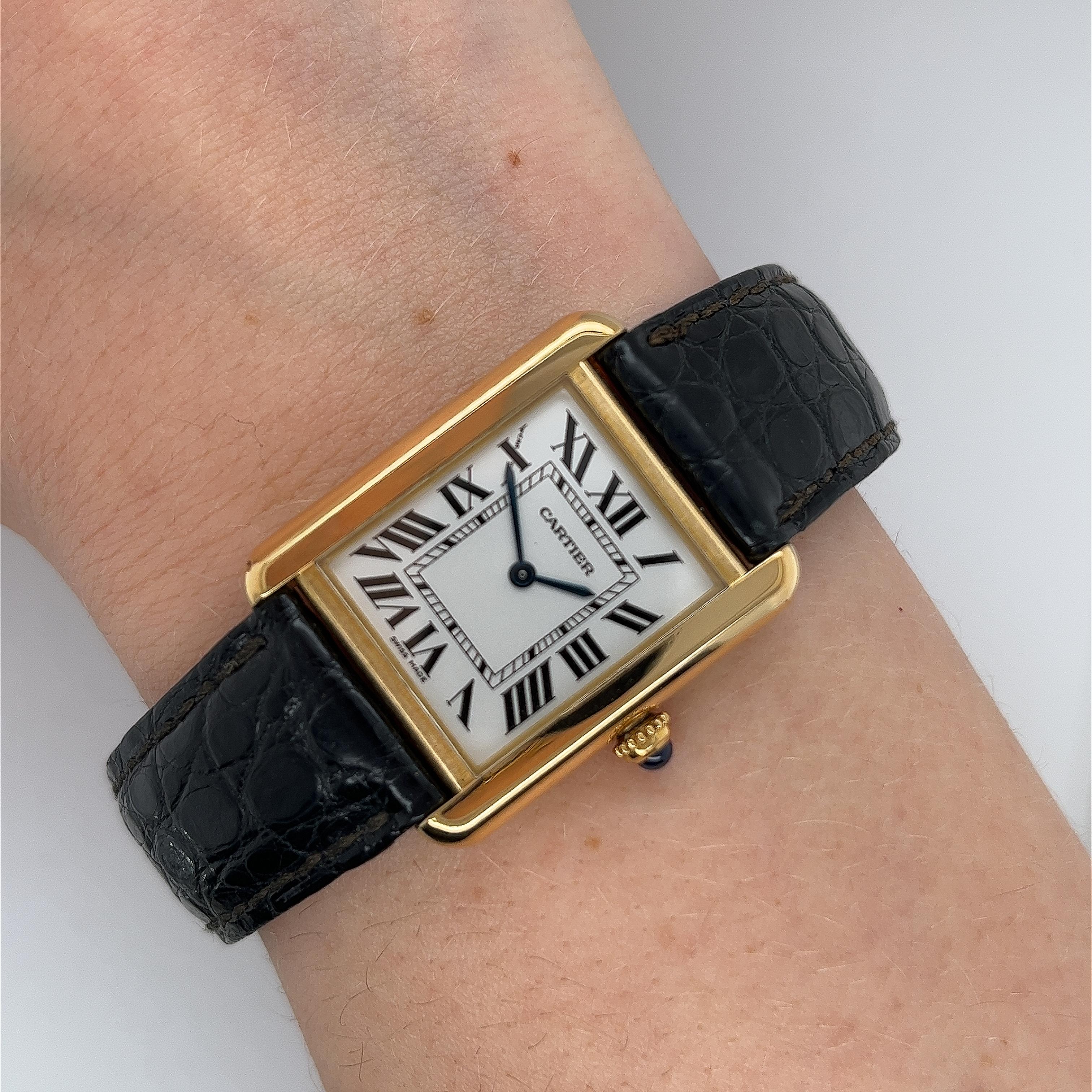Die kultige Cartier Tank Solo 31mm Uhr in mittlerer Größe,
ein Symbol für klassische Eleganz und zeitlosen Stil.
Die Tank Solo besticht durch ihr rechteckiges Gehäuse und ihre klaren Linien. Sie verkörpert das Erbe von Cartier, das für