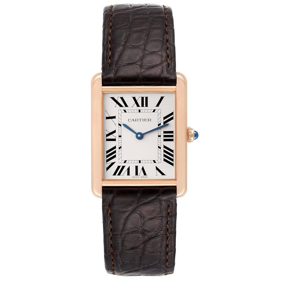 Cartier Tank Solo große Rose Gold Stahl braun Armband Herrenuhr W5200025. Quarzwerk. Gehäuse aus 18 Karat Roségold, 34,0 x 27,0 mm. Gehäuseboden aus Edelstahl. Runde, gemaserte Krone, besetzt mit einem blauen Spinell-Cabochon. . Kratzfestes