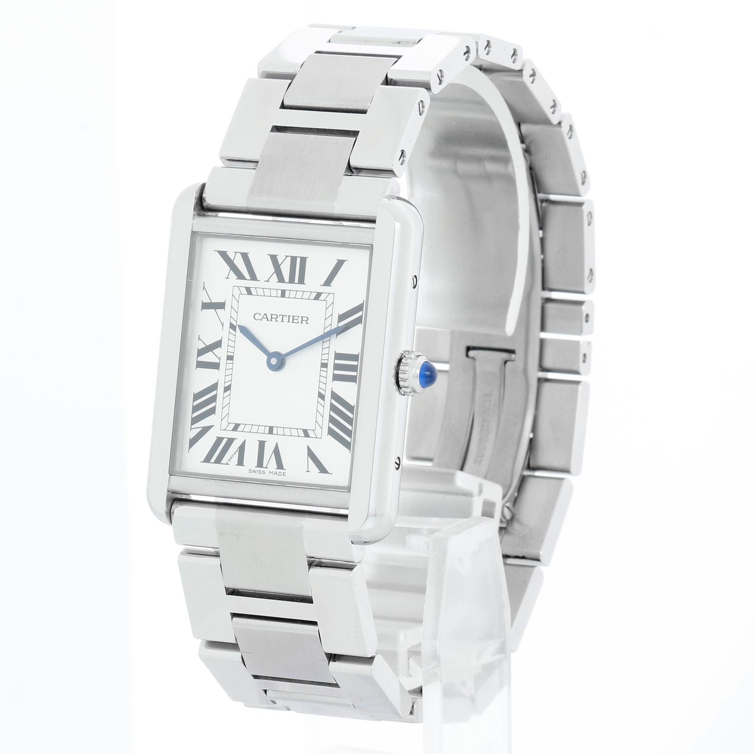 Montre homme Cartier Tank Solo en acier inoxydable W5200014 3169 - Quartz. Acier inoxydable  (27 x 34mm). Cadran argenté avec chiffres romains noirs. Bracelet Cartier en acier inoxydable ; convient à un poignet de 6 3/4