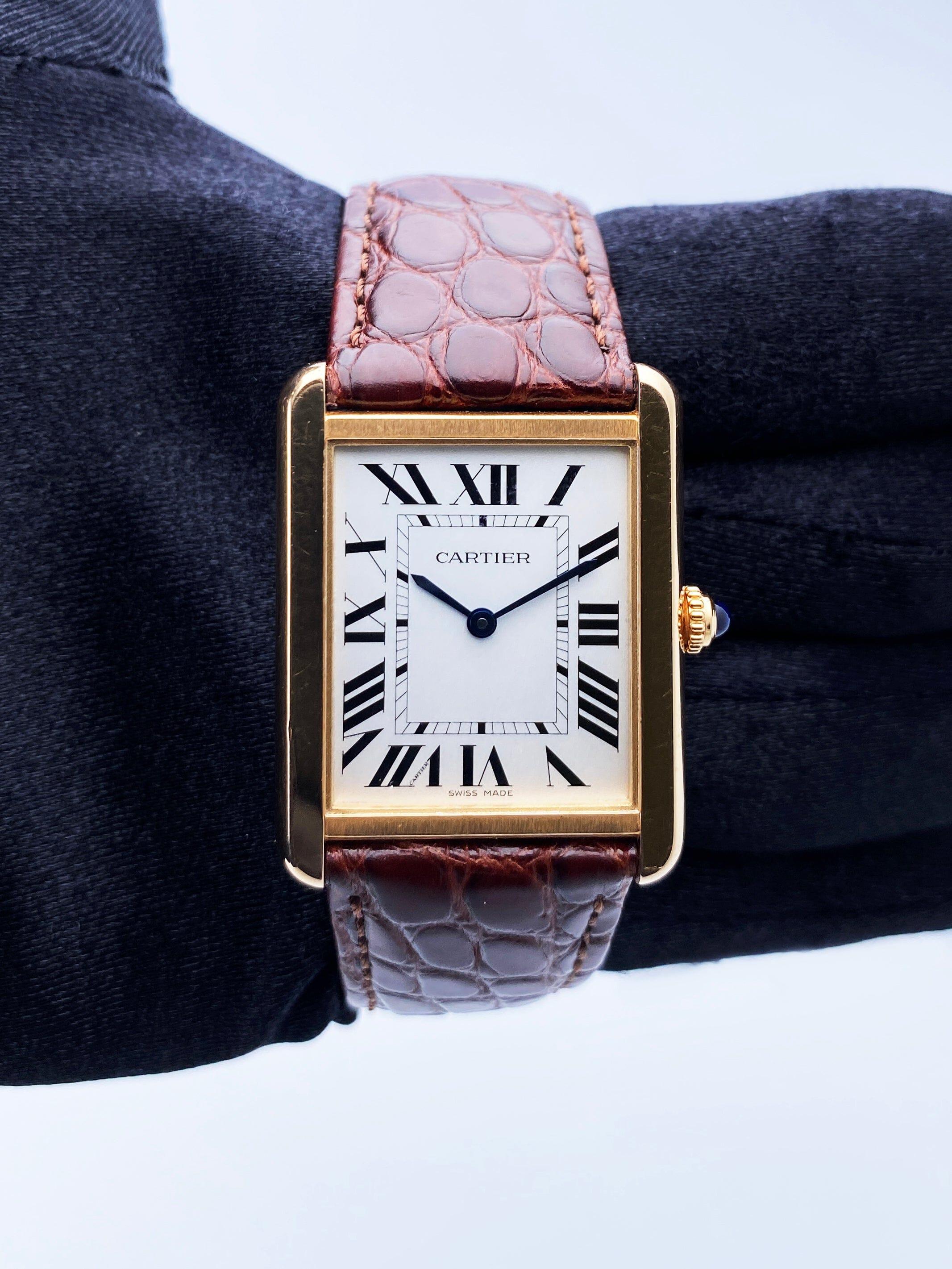 Montre Homme Cartier Tank Solo XL W5200025 / 3167. Boîtier de 27 mm en or rose 18 carats. Cadran argenté avec aiguilles en acier bleu et index en chiffres romains. Index des minutes autour d'un cadran intérieur. Bracelet en cuir brun avec boucle en
