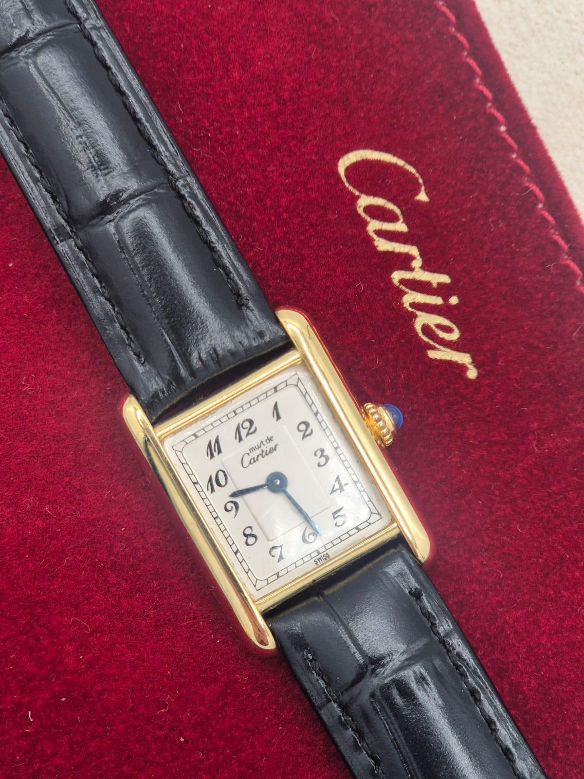 Orologio: Cartier Tank Vermeil 5057001 Solo orologio e scatola
Numero di serie: CHW6326
Prezzo: 1.895 euro

Cartier Tank Vermeil 5057001  Servizio completo  Raro quadrante arabo  Sostituito  Astuccio

Questo bellissimo Cartier Tank Vermeil è davvero