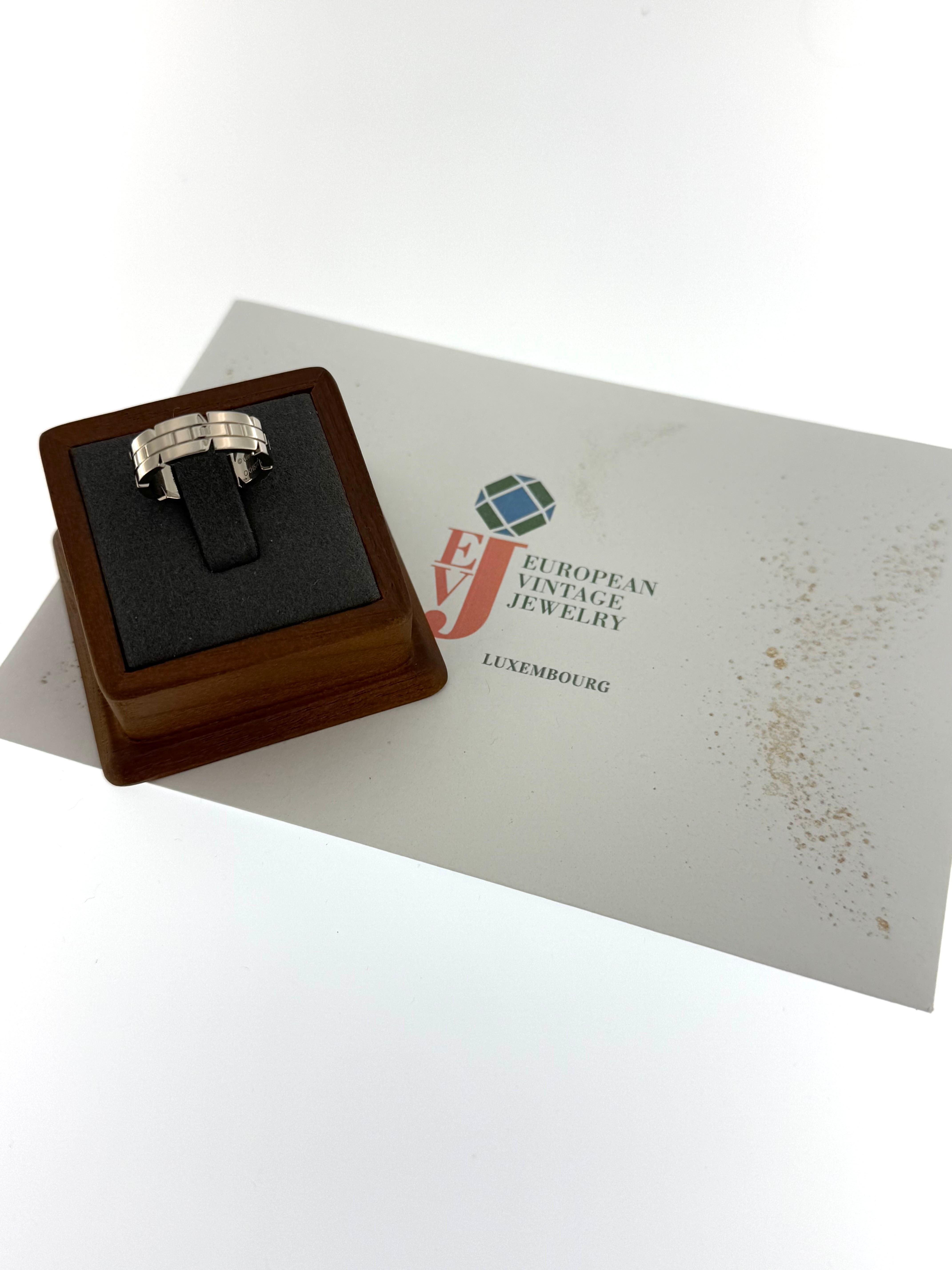 Cartier taglia : 53

L'anello a fascia Cartier Tank in oro bianco è un pezzo sofisticato ispirato all'eleganza senza tempo dell'iconico design Tank di Cartier. Realizzato in **oro bianco 18kt**, questo anello incarna la raffinatezza moderna e il