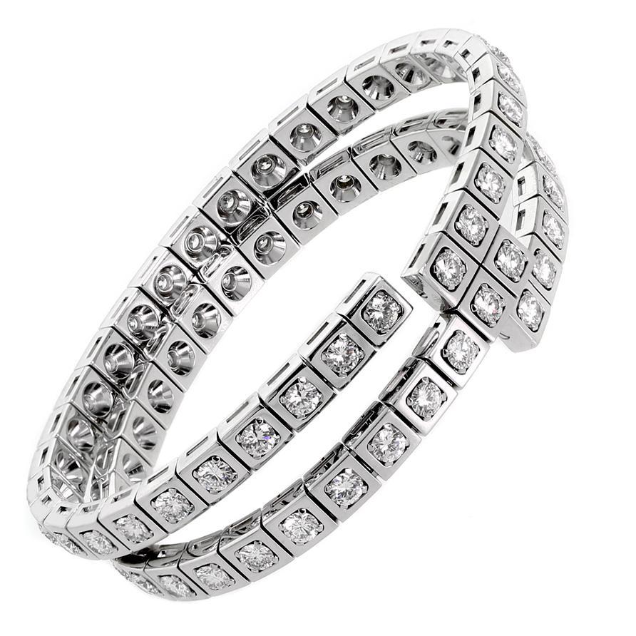 Das Cartier Diamond Wrap Bracelet ist ein atemberaubendes Beispiel für die Kunstfertigkeit und zeitlose Eleganz des Hauses. Die polierte Oberfläche des aus 18 Karat Weißgold gefertigten Schmuckstücks bringt die Brillanz von ca. 9,9 Karat runden