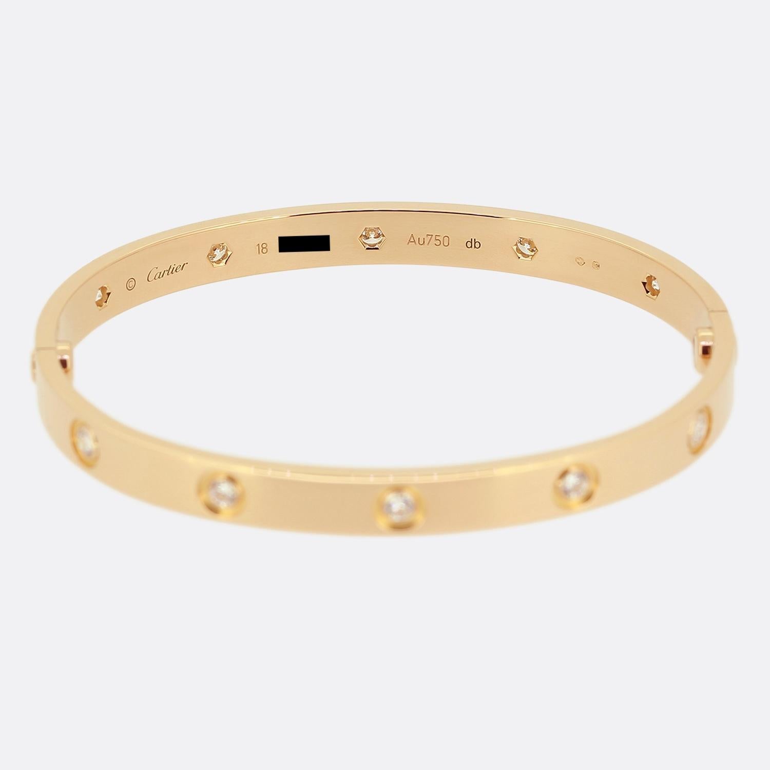 Hier haben wir einen Armreif aus 18 Karat Roségold aus dem weltbekannten Luxusschmuckhaus Cartier. Dieser Armreif ist Teil der LOVE Collection und zeichnet sich durch zehn runde Diamanten im Brillantschliff sowie das ikonische Schraubenmotiv auf