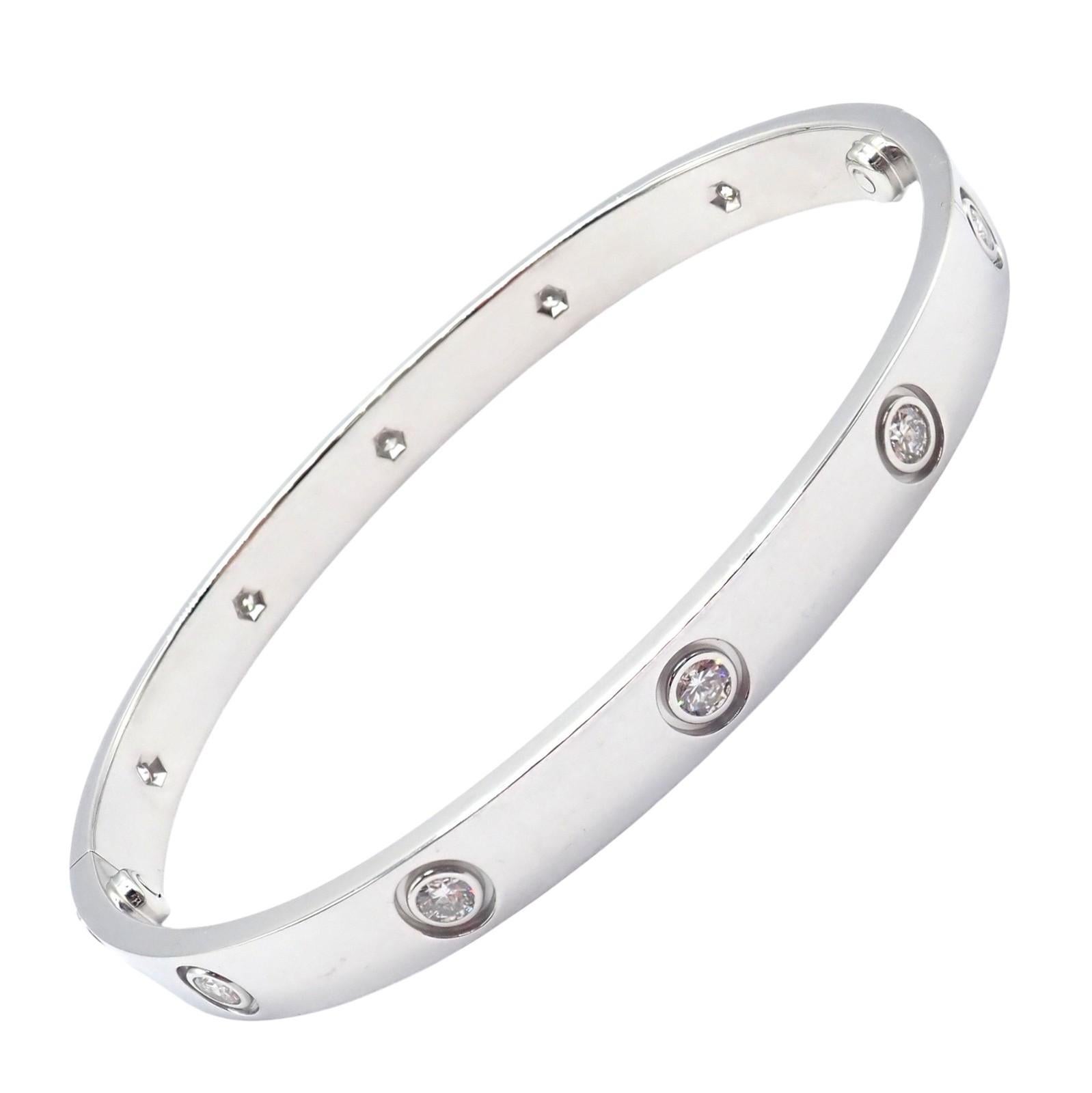 Bracelet en or blanc 18k 10 diamants Cartier LOVE, taille 18.
Cet authentique Love Bangle de Cartier, réalisé en or blanc 18 carats, est orné de 10 diamants taille brillant pour une élégance intemporelle. 
Les diamants iconiques originaux de Cartier