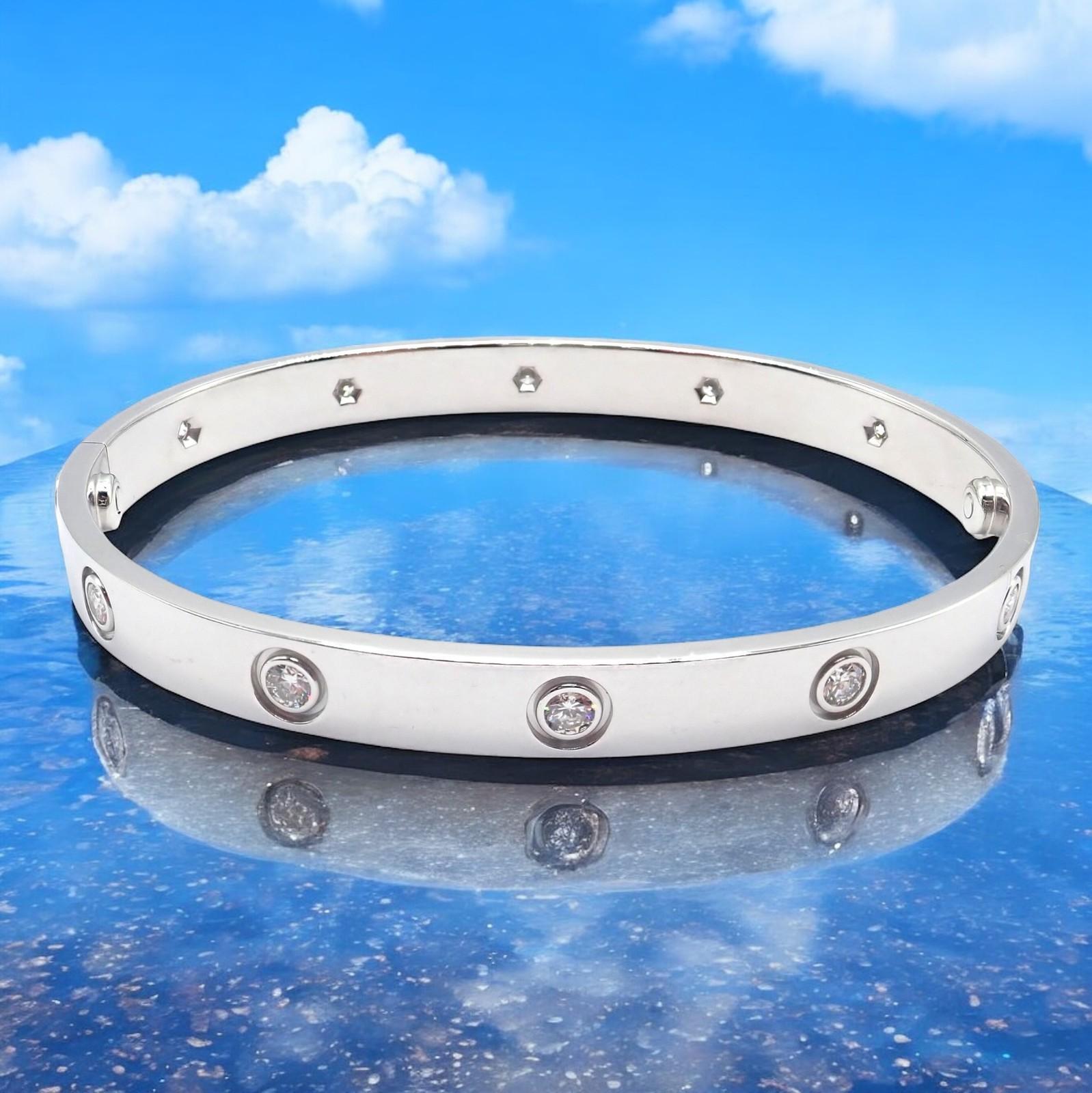 Taille brillant Bracelet Love Bangle en or blanc à dix diamants de Cartier Taille 18 en vente