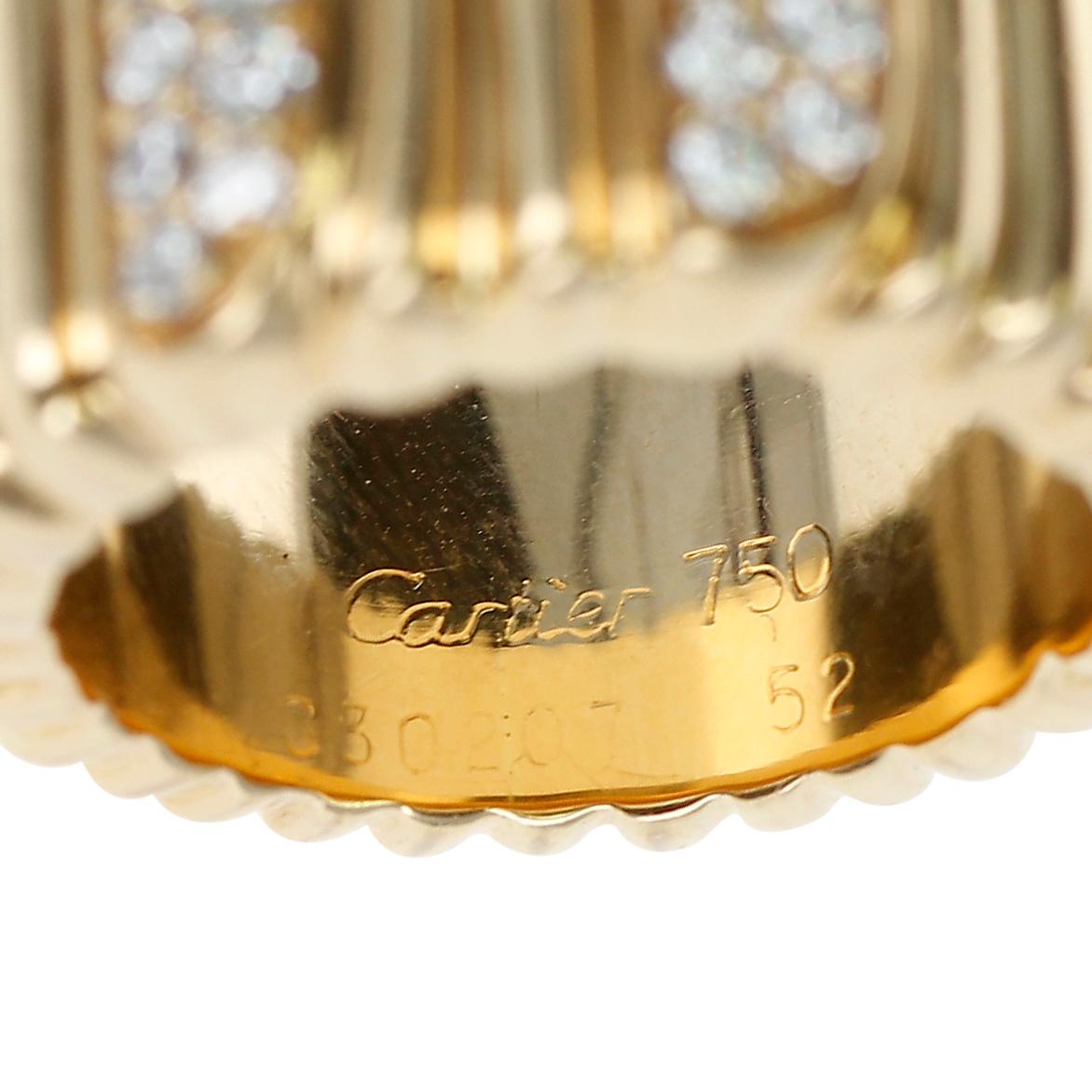 Ein Cartier Strukturierte 18 Karat Gelbgold und Diamant Band Ring. Das Gesamtgewicht beträgt 15,65 Gramm. Die Ringgröße ist US 6. Gestempelt Cartier, 750 und Seriennummer. 

SKU: 219-RCECJ

 
