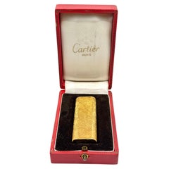 Briquet Cartier texturé Plorgalva plaqué or dans sa boîte d'origine