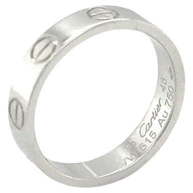 Elegante creazione del famoso designer Cartier. Questo iconico anello della collezione Love è realizzato in oro bianco 18 carati. L'anello, con una larghezza di 3,6 mm, è una misura 3,75 o una misura europea 46. L'anello è in eccellenti condizioni