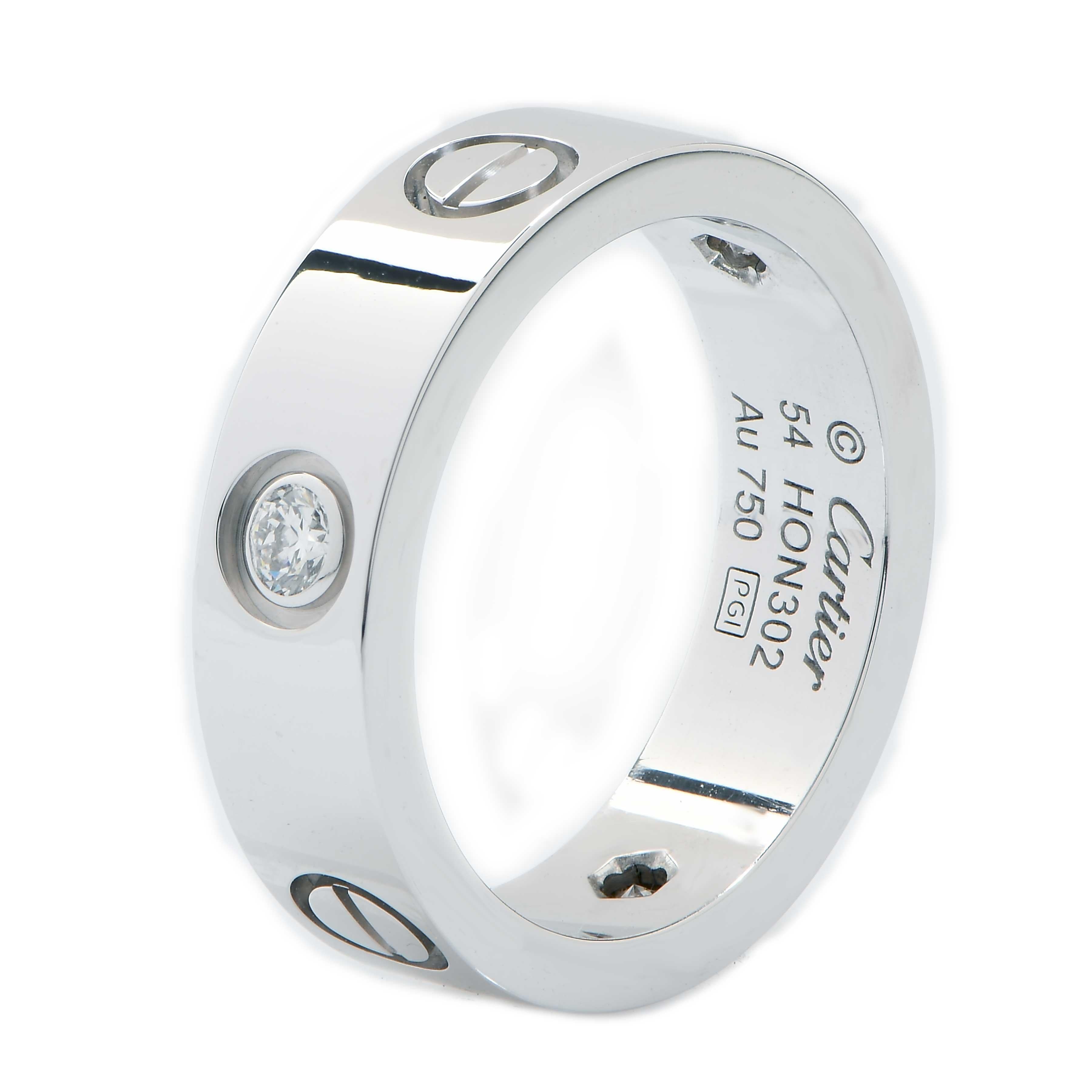 Cartier LOVE Ring - 3 Diamanten - 18K Weißgold - Größe 54

Zeitlos. Ikonisch. Unverwechselbar Cartier.
Dieser exquisite Cartier LOVE Ring aus 18 Karat Weißgold ist ein kühner Ausdruck von ewiger Hingabe und raffiniertem Geschmack. Mit drei Diamanten