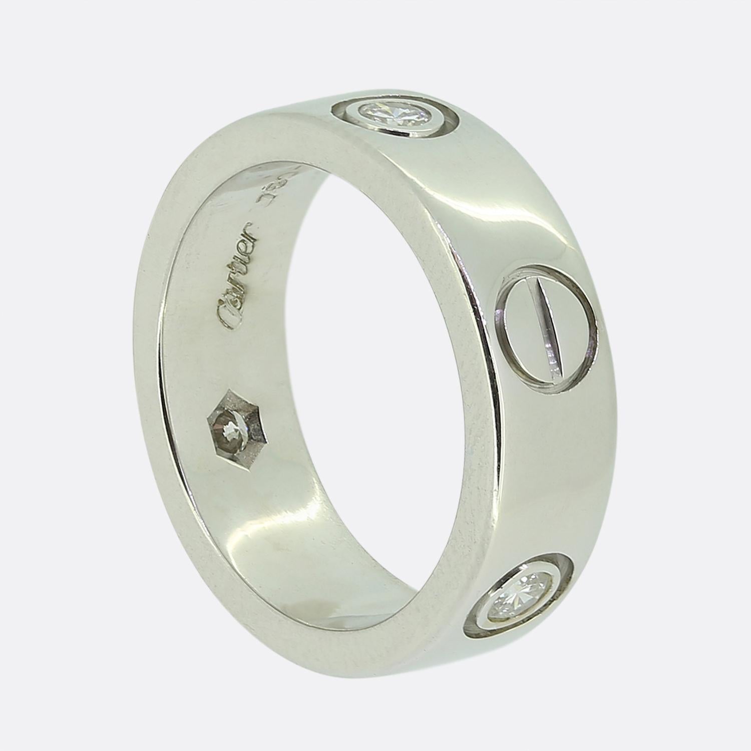 Aquí tenemos un anillo de oro blanco de 18 quilates de la famosa casa de joyas de lujo Cartier. Este anillo forma parte de la colección LOVE y luce tres diamantes redondos de talla brillante junto al icónico motivo del tornillo.

Estado: Usado (Muy