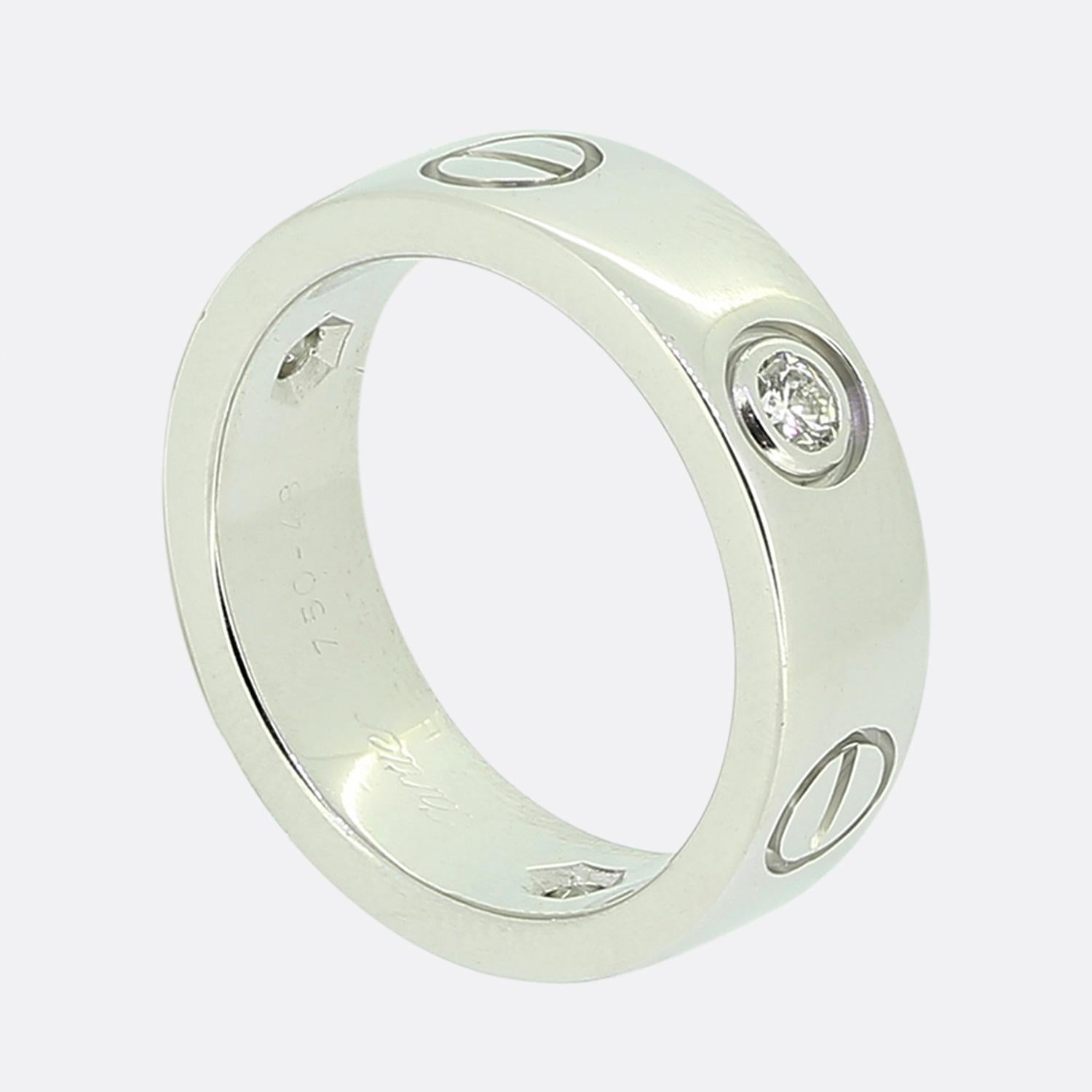 Aquí tenemos un anillo de oro blanco de 18 quilates de la famosa casa de joyas de lujo Cartier. Este anillo forma parte de la colección LOVE y luce tres diamantes redondos de talla brillante junto al icónico motivo del tornillo.

Estado: Usado