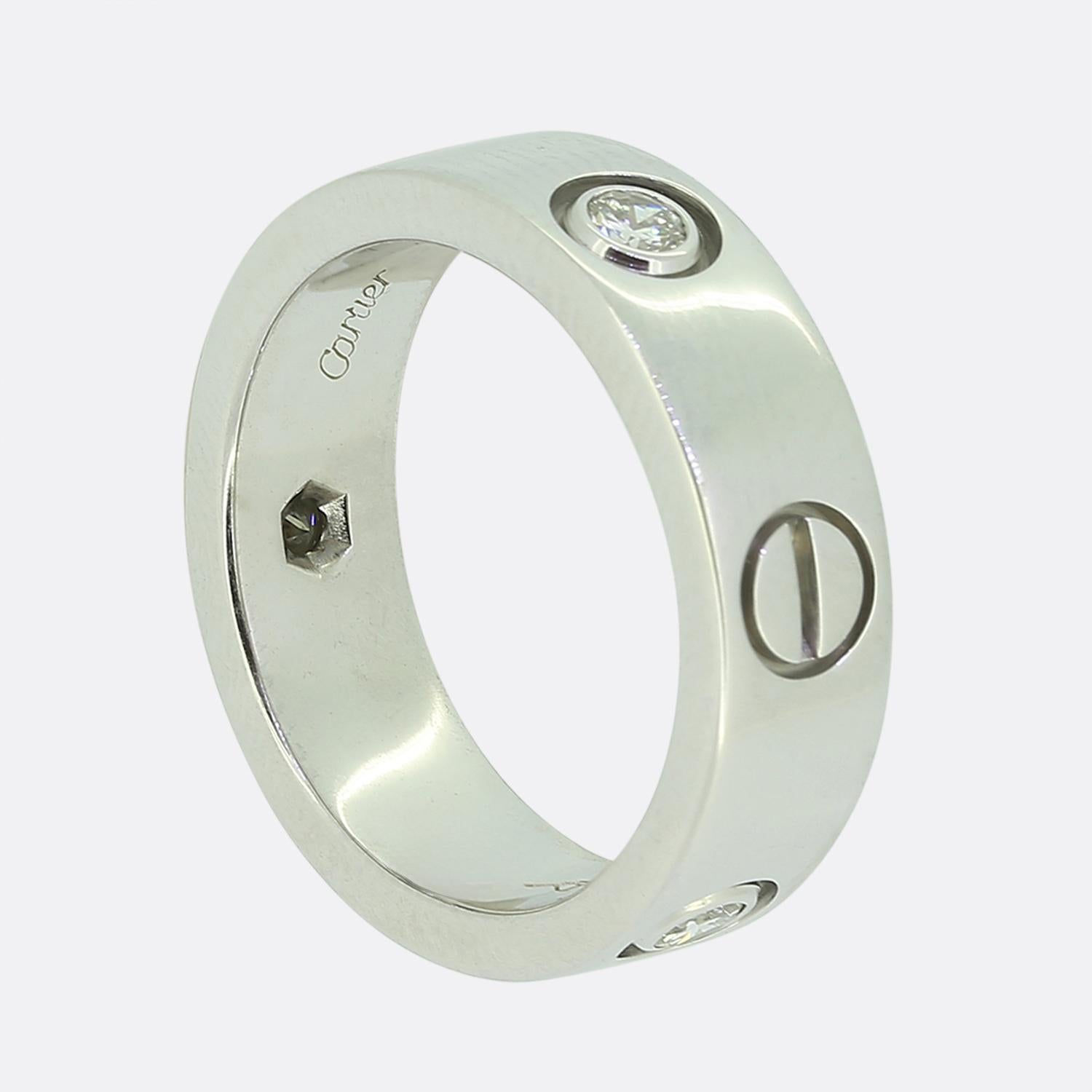 Hier haben wir einen Ring aus 18-karätigem Weißgold aus dem renommierten Luxusschmuckhaus Cartier. Dieser Ring ist Teil der LOVE-Kollektion und zeigt drei runde Diamanten im Brillantschliff sowie das ikonische Schraubenmotiv.

Zustand: Gebraucht