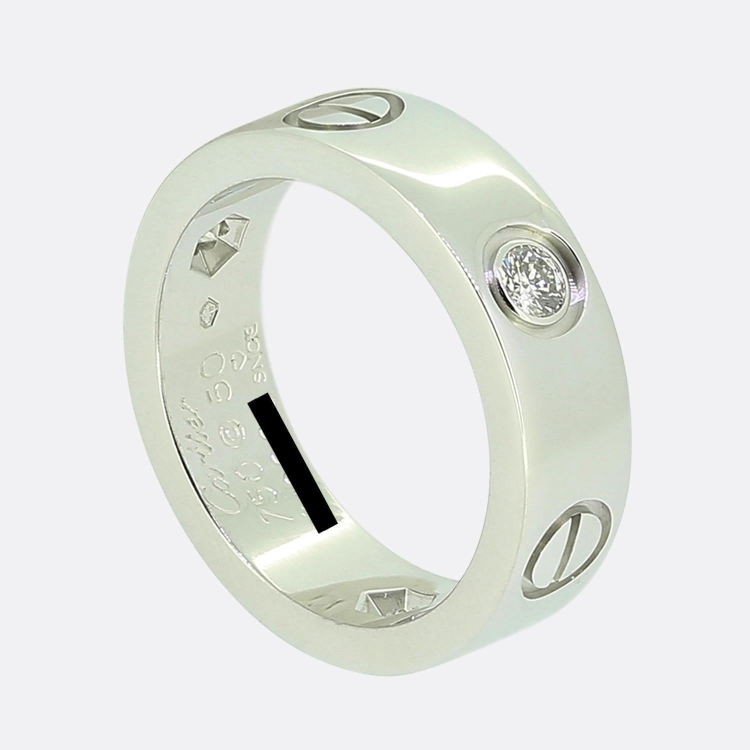 Hier haben wir einen Ring aus 18-karätigem Weißgold aus dem renommierten Luxusschmuckhaus Cartier. Dieser Ring ist Teil der LOVE-Kollektion und zeigt drei runde Diamanten im Brillantschliff sowie das ikonische Schraubenmotiv.

Zustand: Gebraucht