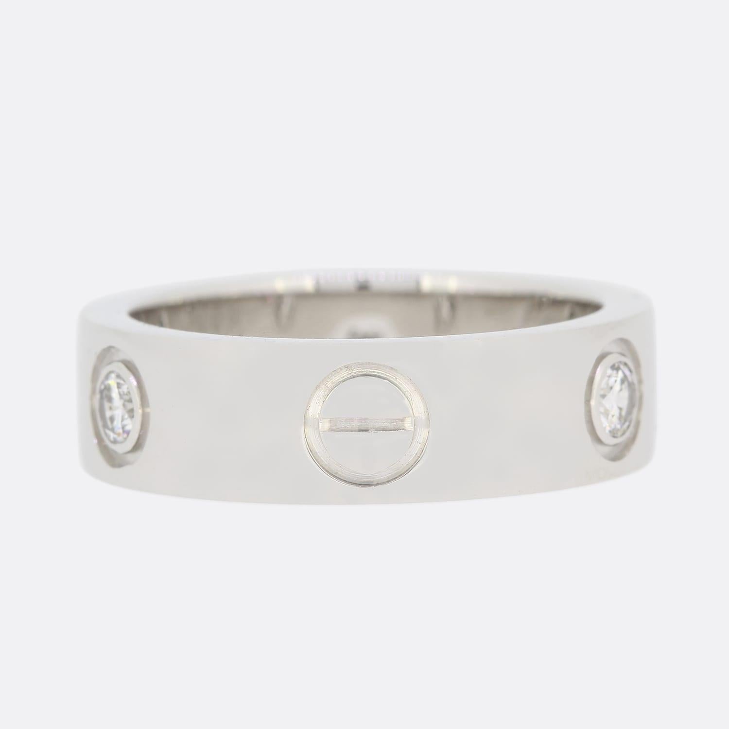 Dies ist ein wunderschöner Ring aus der weltberühmten LOVE Collection'S von Cartier. Dieser besondere Ring weist ein abwechselndes Muster aus Diamanten und Schrauben auf, mit insgesamt 3 Diamanten von 0,22 Karat. Dies ist das