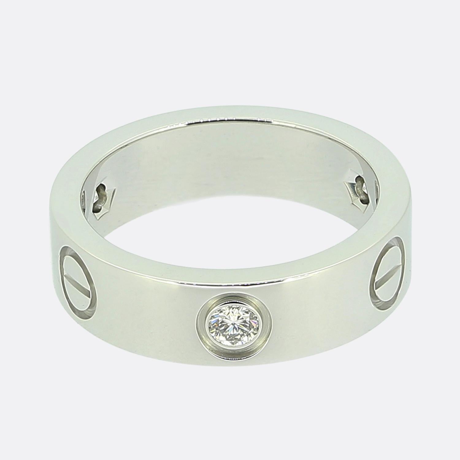 Hier haben wir einen Ring aus 18-karätigem Weißgold aus dem renommierten Luxusschmuckhaus Cartier. Dieser Ring ist Teil der LOVE-Kollektion und zeigt drei runde Diamanten im Brillantschliff sowie das ikonische Schraubenmotiv.

Zustand: Gebraucht