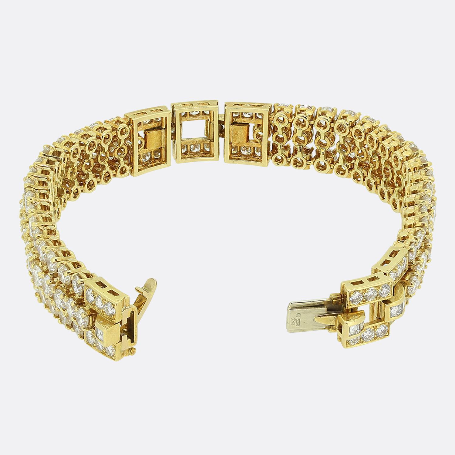 Nous avons ici un bracelet méticuleusement conçu par la maison de joaillerie de luxe de renommée mondiale Cartier. La pièce présente un luxueux arrangement de diamants ronds de taille brillant et princesse d'un blanc éclatant, sertis dans un motif à