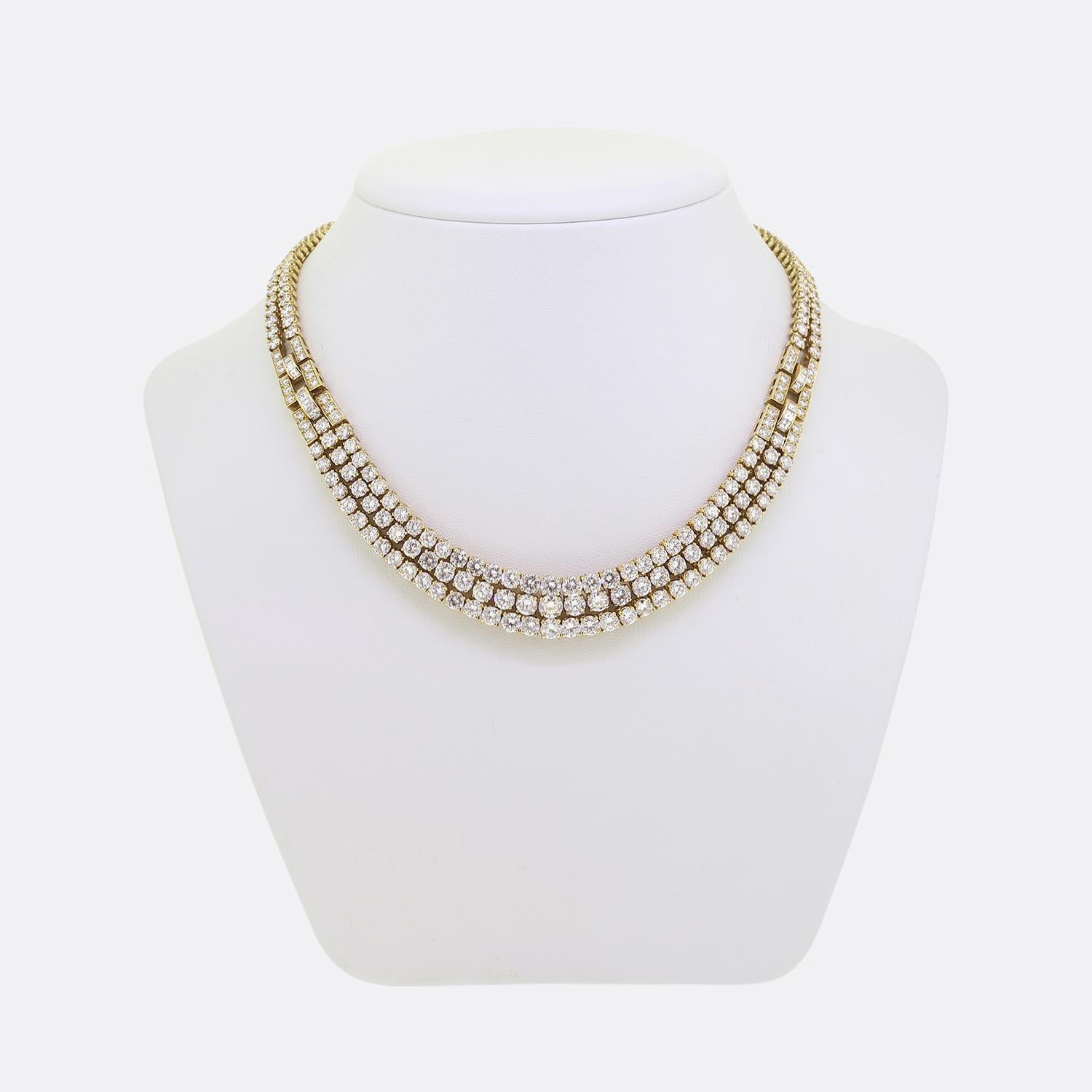 Aquí tenemos un exquisito collar de la mundialmente conocida casa de joyas de lujo Cartier. Esta lujosa pieza está fabricada en oro amarillo de 18 quilates, mostrando una armoniosa mezcla de elegancia y opulencia. El collar presenta tres filas de