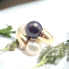 Cartier Toi Et Moi Weiß-Schwarzer Perlenring aus Gelbgold mit zwei Perlen und Bypass in Gelbgold