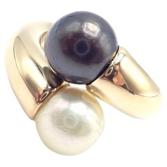 Cartier Bague Toi Et Moi en or jaune avec deux perles blanches et noires de dérivation