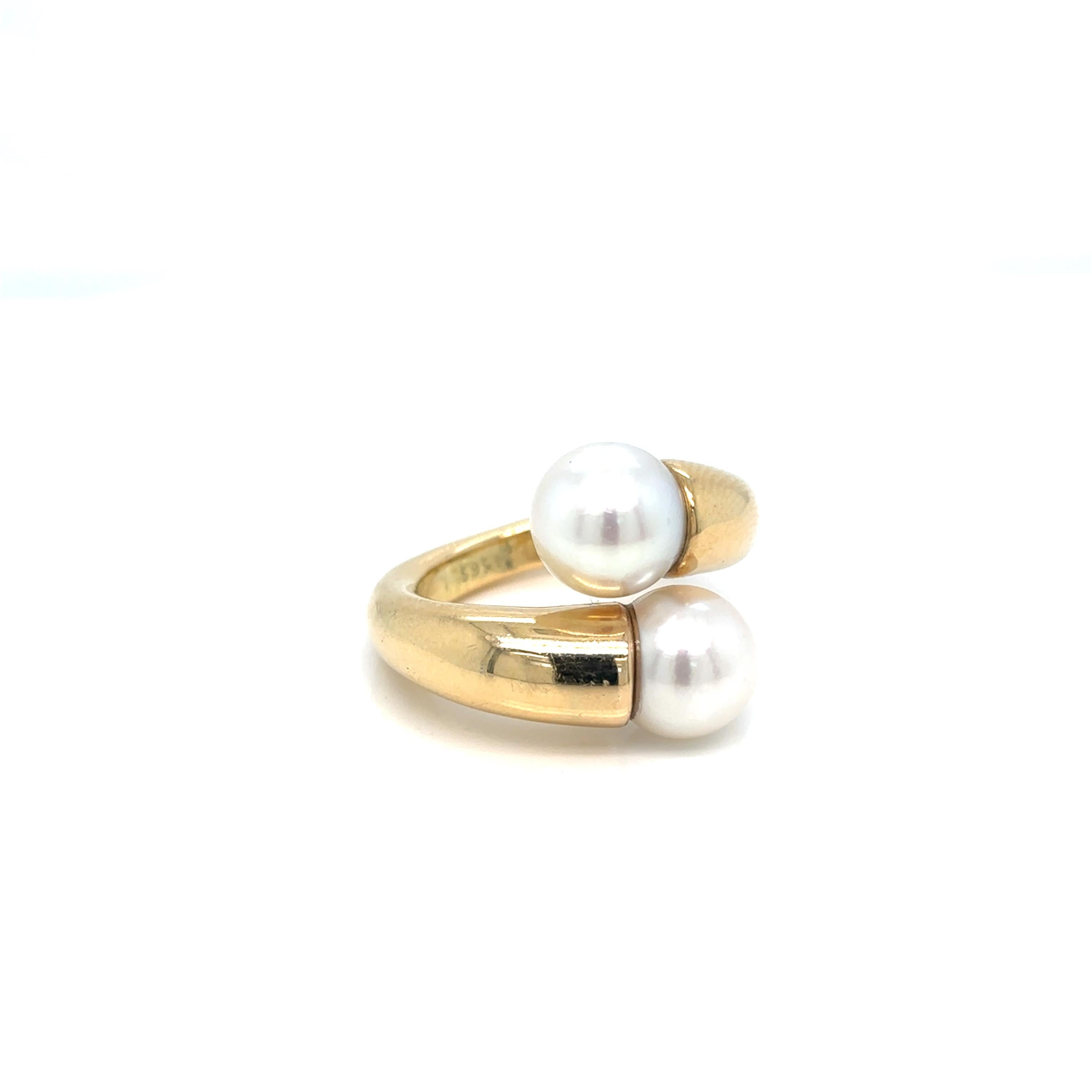 Jolie bague contemporaine de la collection Timeless Ellipse.

Elégante et intemporelle, cette bague iconique Toi & Moi de Cartier met en scène deux perles de culture lumineuses serties dans de l'or jaune 18 carats. Conçue dans le style croisé