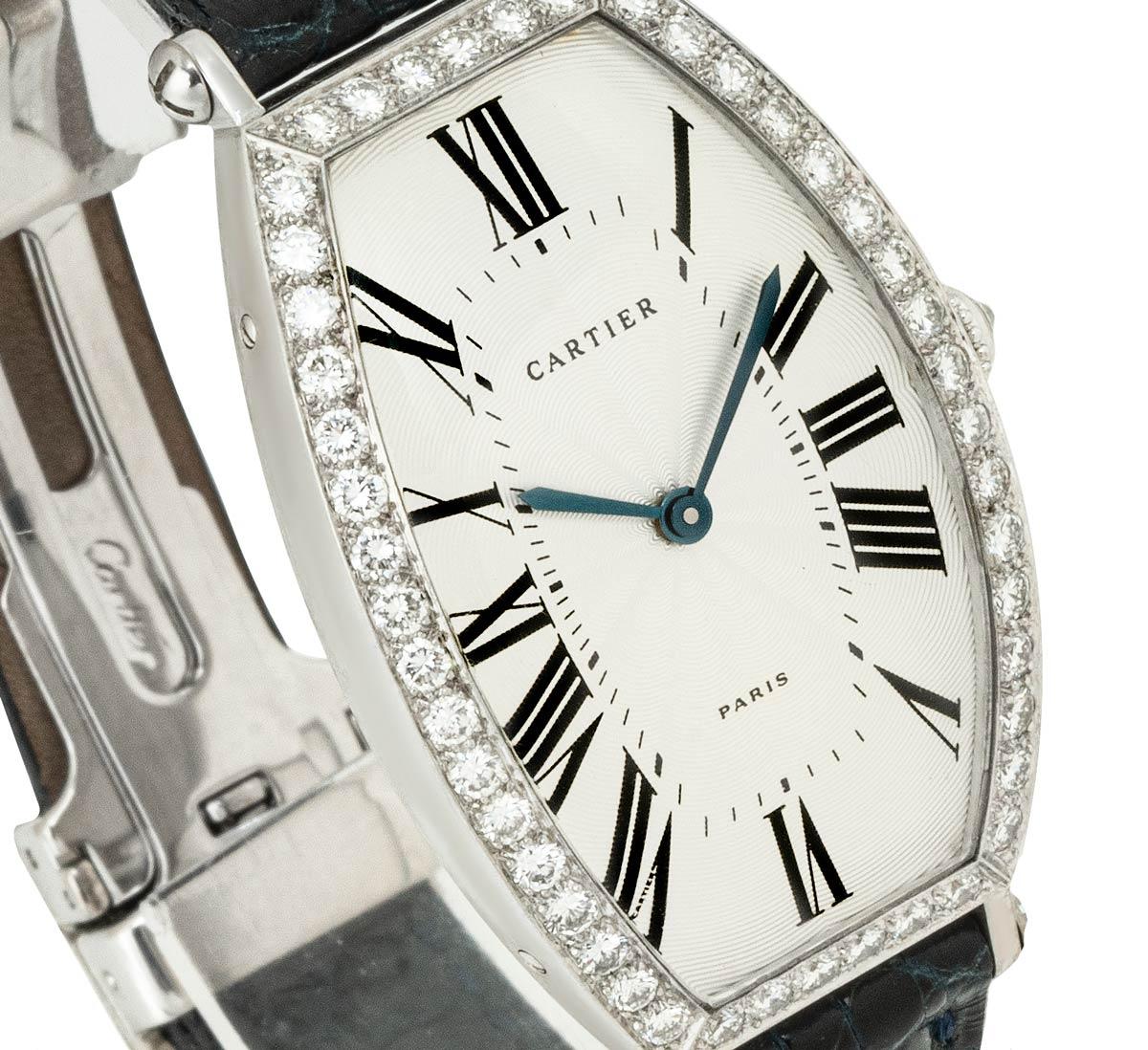 Taille ronde Cartier Tonneau Cintree Montre en or blanc et diamants en vente