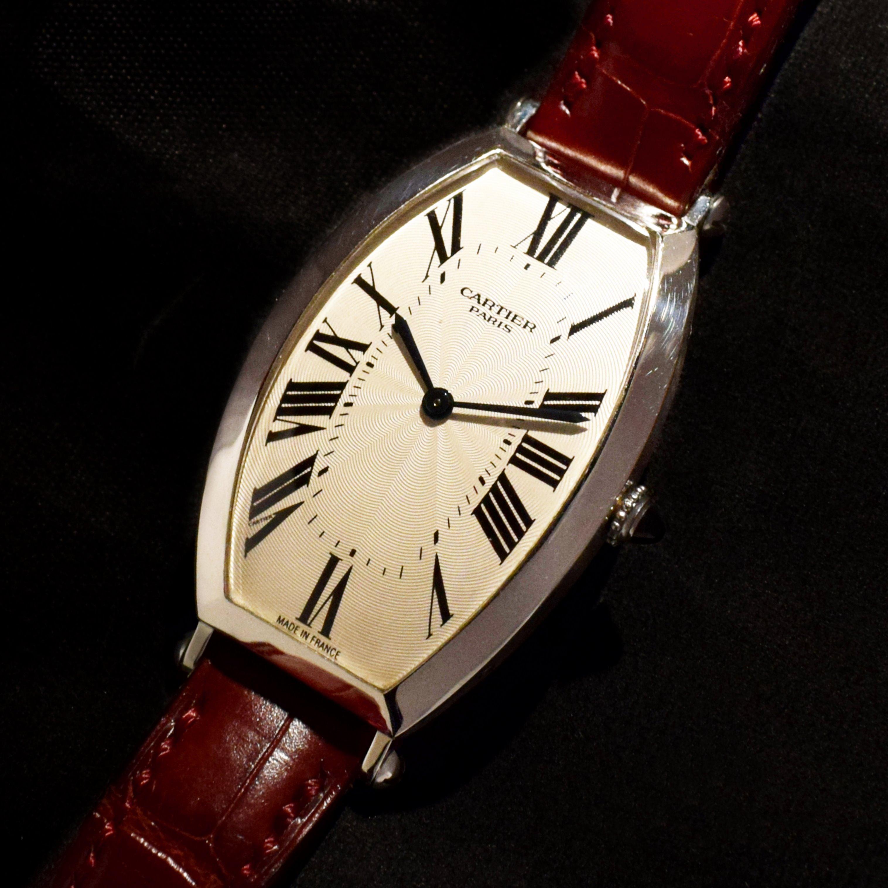 Marke: Cartier
Modell: Tonneau 2435B
Jahr: 1990er Jahre
Seriennummer: 01xxAF
Referenz: C03124
Dieses Modell 2435B ist eine Neuauflage der großen Tonneau-Armbanduhr aus den 1920er Jahren, die in den 1990er Jahren auf den Markt kam.
Gehäuse: