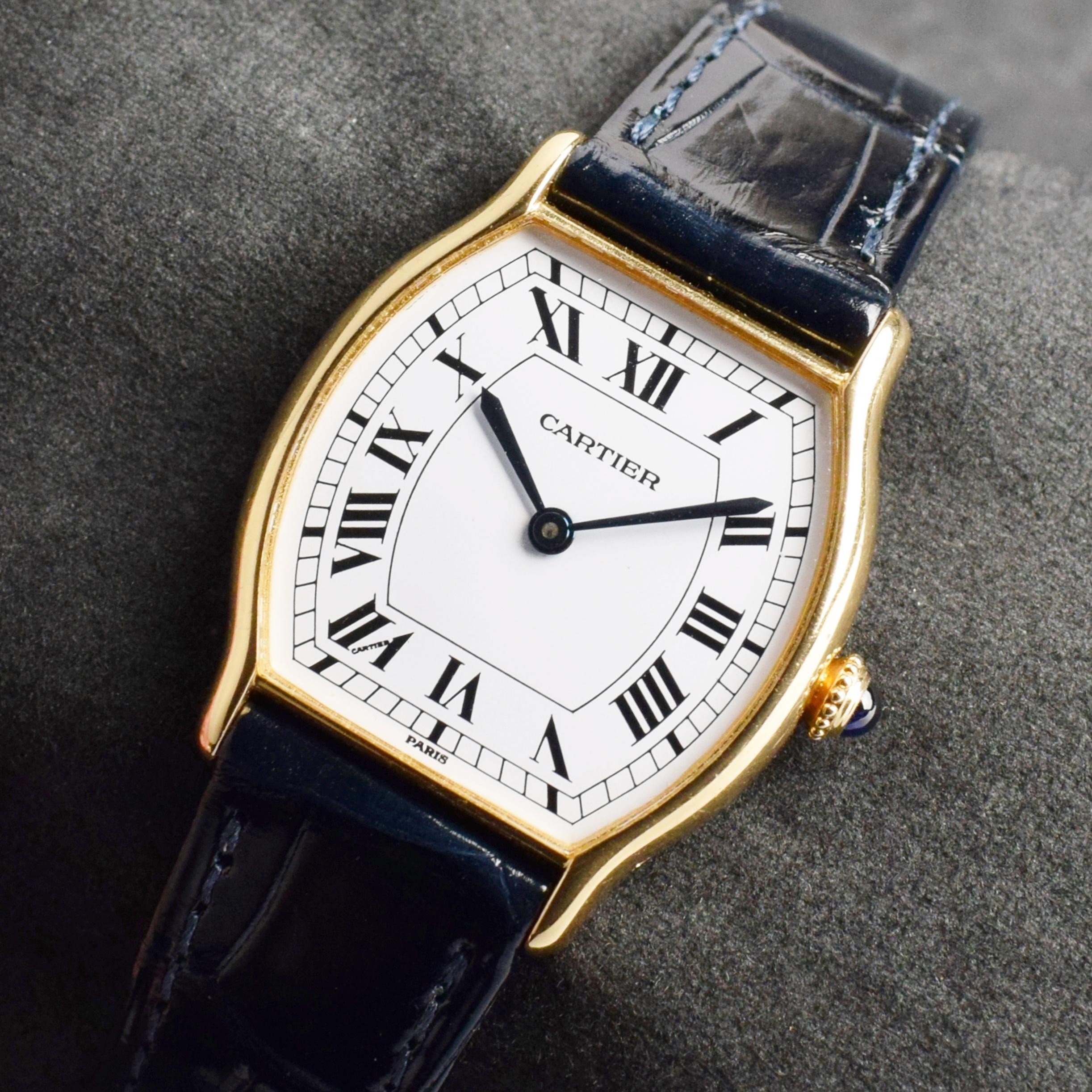 Marke: Vintage Cartier
Modell: Tortue
Jahr: 1980er Jahre
Uhrwerk: Handaufzug
Seriennummer: 107xxxxxx
Referenz: C03204

Die Cartier Tortue wurde 1912 von Louis Cartier selbst entworfen und ist die Vorgängerin der Tank. Auch wenn sie vielleicht nicht