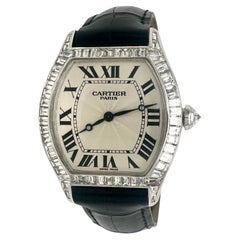 Cartier Montre Tortue en or blanc 18 carats avec lunette en diamants baguettes