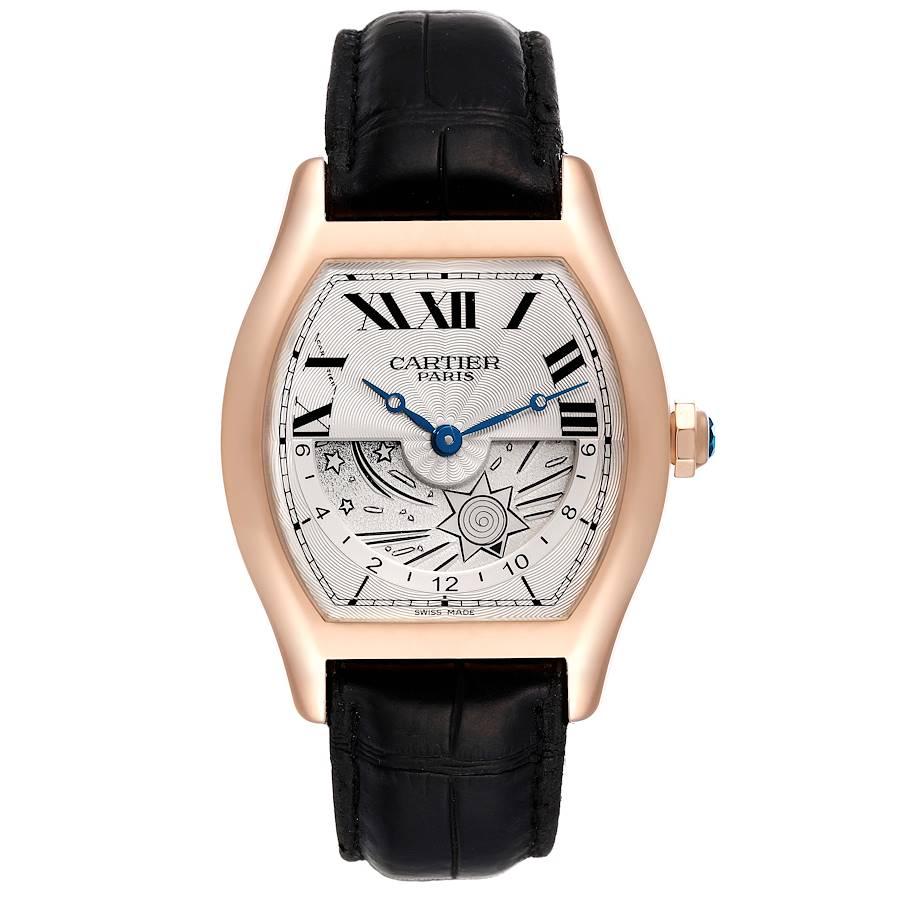 Cartier Tortue XL GMT Tag-Nacht Rose Gold Herrenuhr W1553551 Box Papiere. Manuelles Aufzugswerk. Cartier Kaliber 9904 MC. 18 Karat Roségold Tonneau-Form Gehäuse 48 mm x 38 mm. Achteckige Krone, besetzt mit einem facettierten Saphir. Skeleton