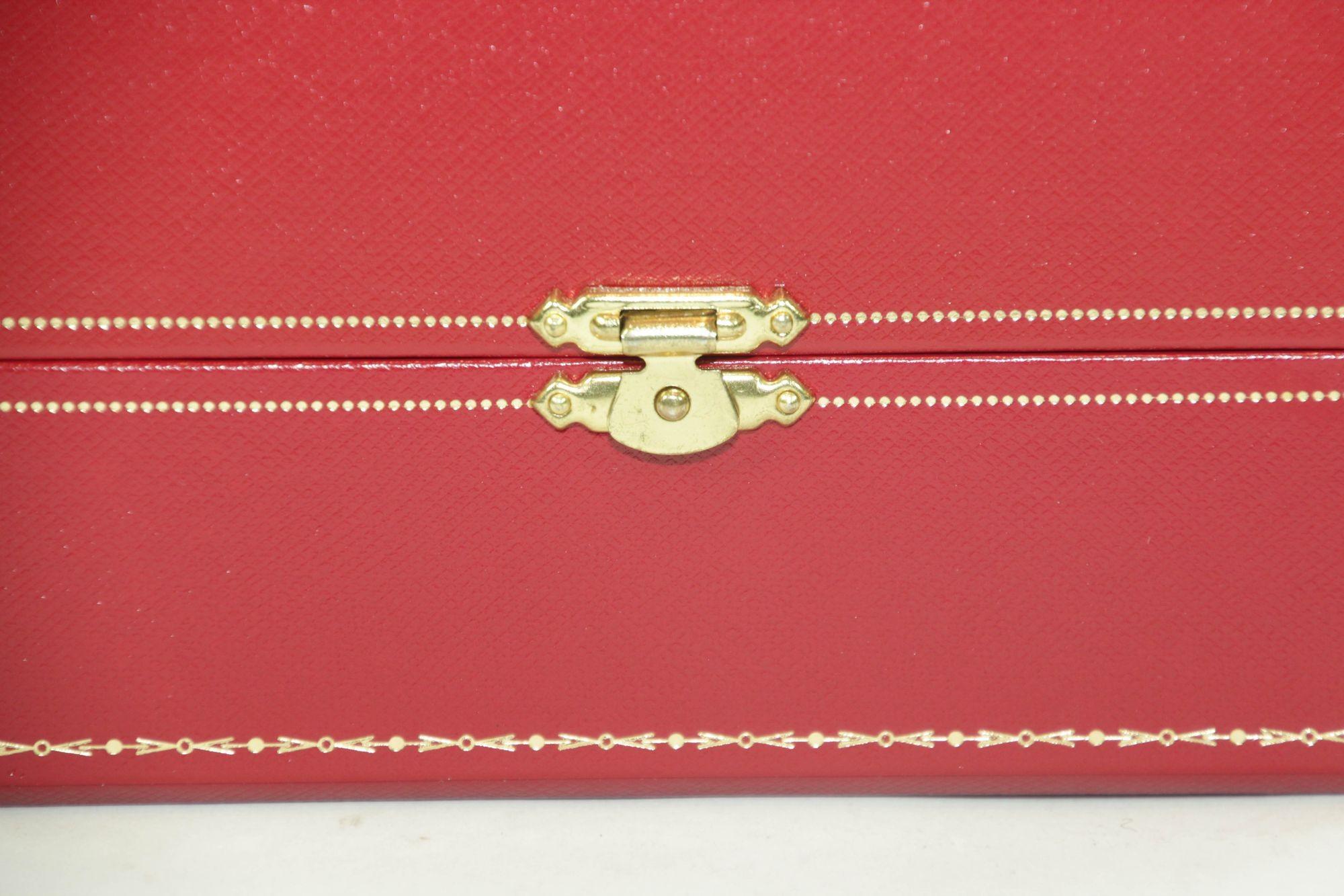 Cartier Schmuck Aufbewahrung Uhrenbox in rotem Leder vergoldet geprägte (Art déco) im Angebot