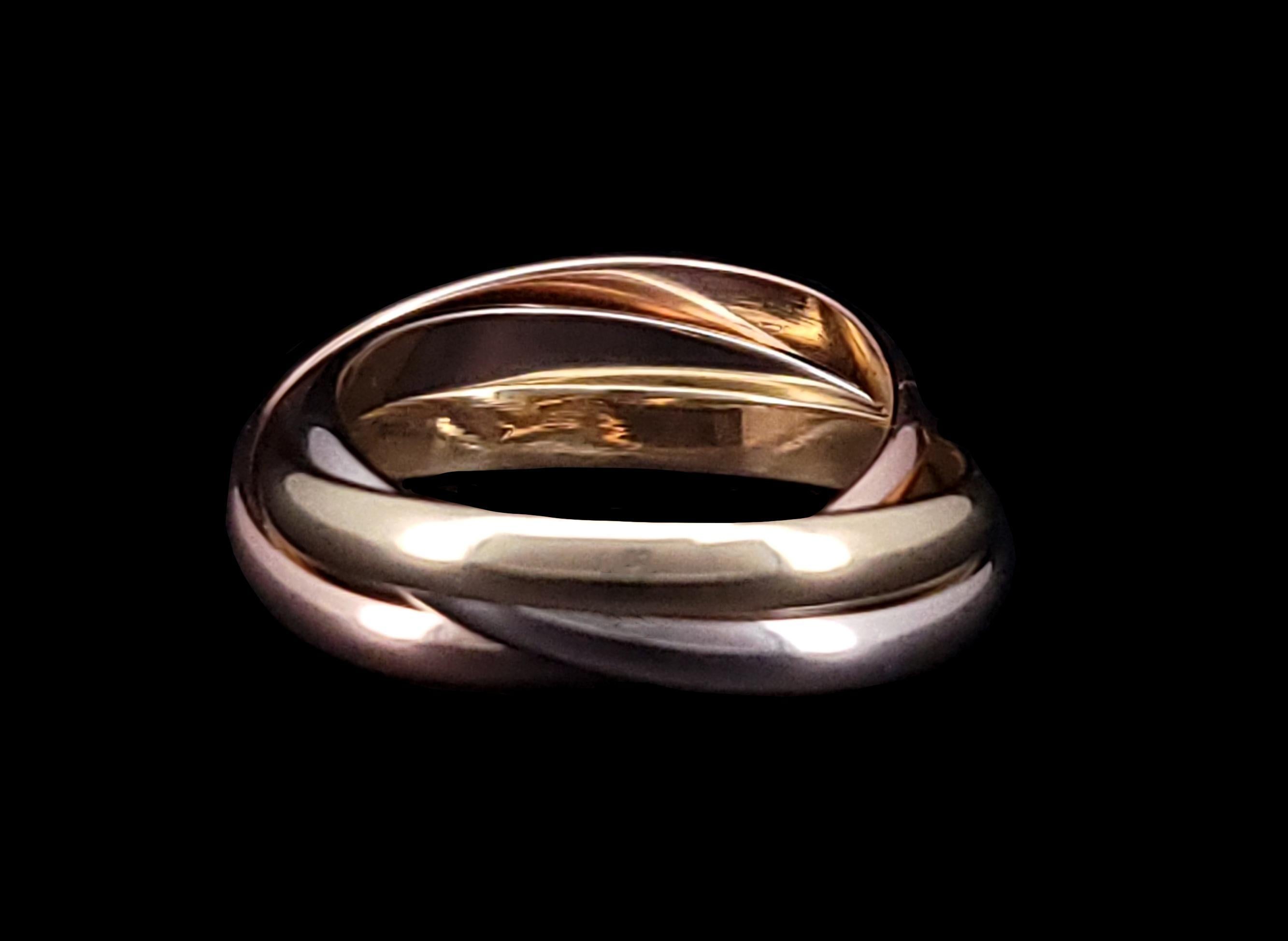 Marque : Cartier
Collectional S
MATERIAL : Or jaune, blanc et rose 18K
Taille de l'anneau : 10.75
Largeur de l'anneau : 9 mm
Chaque bande mesure : 3mm de largeur
Poids : 10,5 g
Condit : Excellent
Livré avec la boîte à bagues de Cartier.