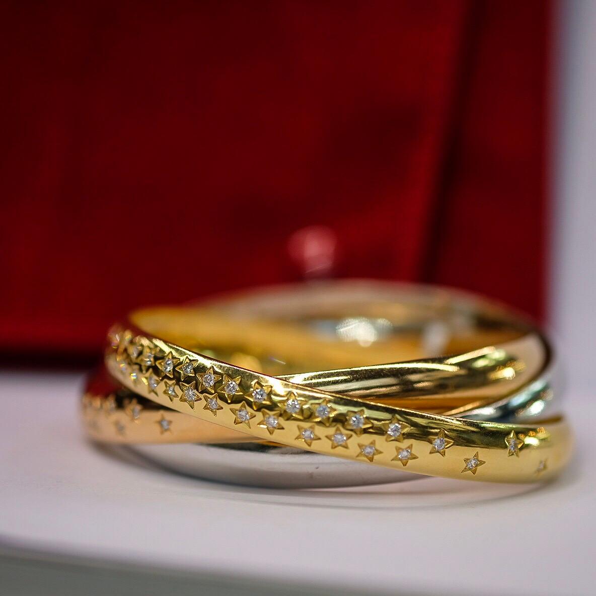Cartier Bracelet jonc à enfiler Trinity vintage en or 18 carats avec étoiles de diamants, 3,50 carats poids total en vente 2