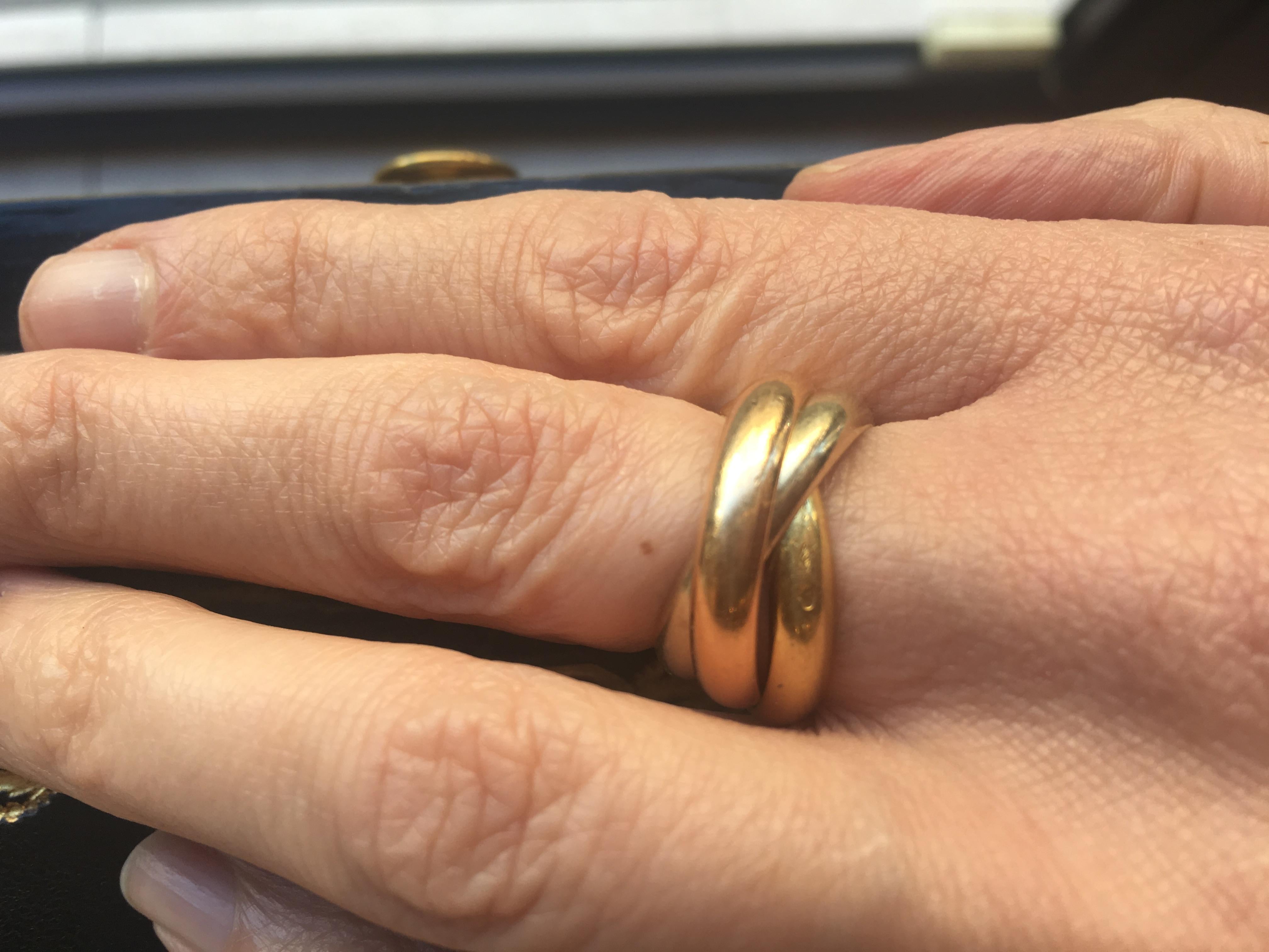 Cartier Tri Color Gold Trinity Medium Größe Ring 18 Karat Gold 11,6g im Zustand „Gut“ in Paris, FR