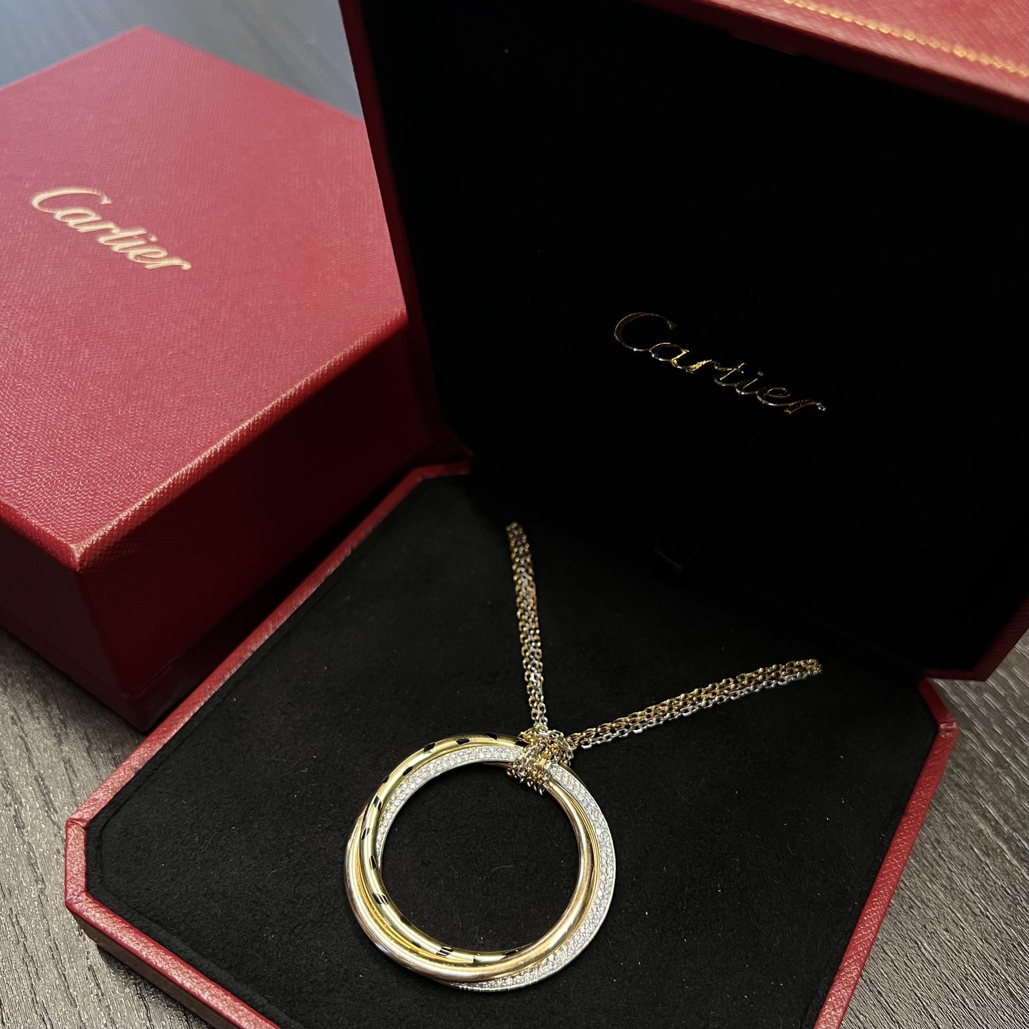 Cartier: 18 Karat Gold Halskette mit dreifarbigem Trinity-Diamant-Panther-Anhänger,88 Karat Gesamtgewicht Damen im Angebot