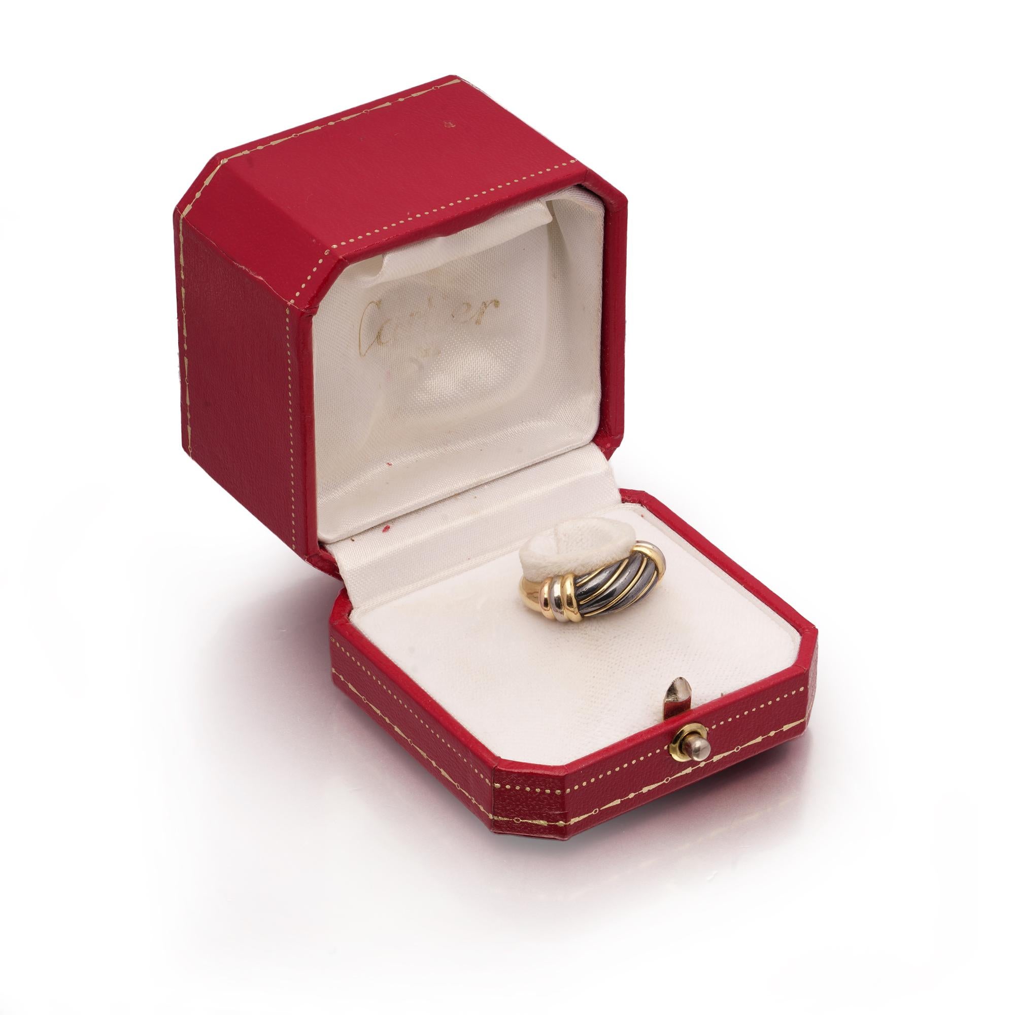 Ein dreifarbiger Vintage-Ring von Cartier aus einer Kombination von 18 Karat Gelb-, Rosé- und Weißgold. Dieses unverwechselbare Design zeichnet sich durch ineinander verwobene Golddrähte mit einem zentralen Band aus oxidiertem Weißgold aus, das
