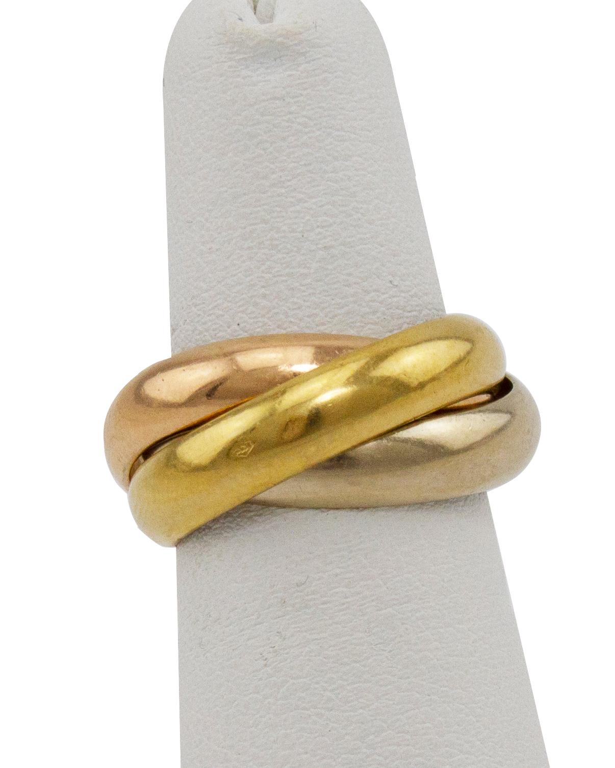 Der berühmte Trinity-Ring von Cartier. Mit drei sich kreuzenden Ringen aus 18 Karat Weiß-, Gelb- und Roségold. Hochglanzpolierte Oberfläche mit Vintage-Patina. Vollständig signierte Innenausstattung mit Cartier-Markierungen. In sehr gutem