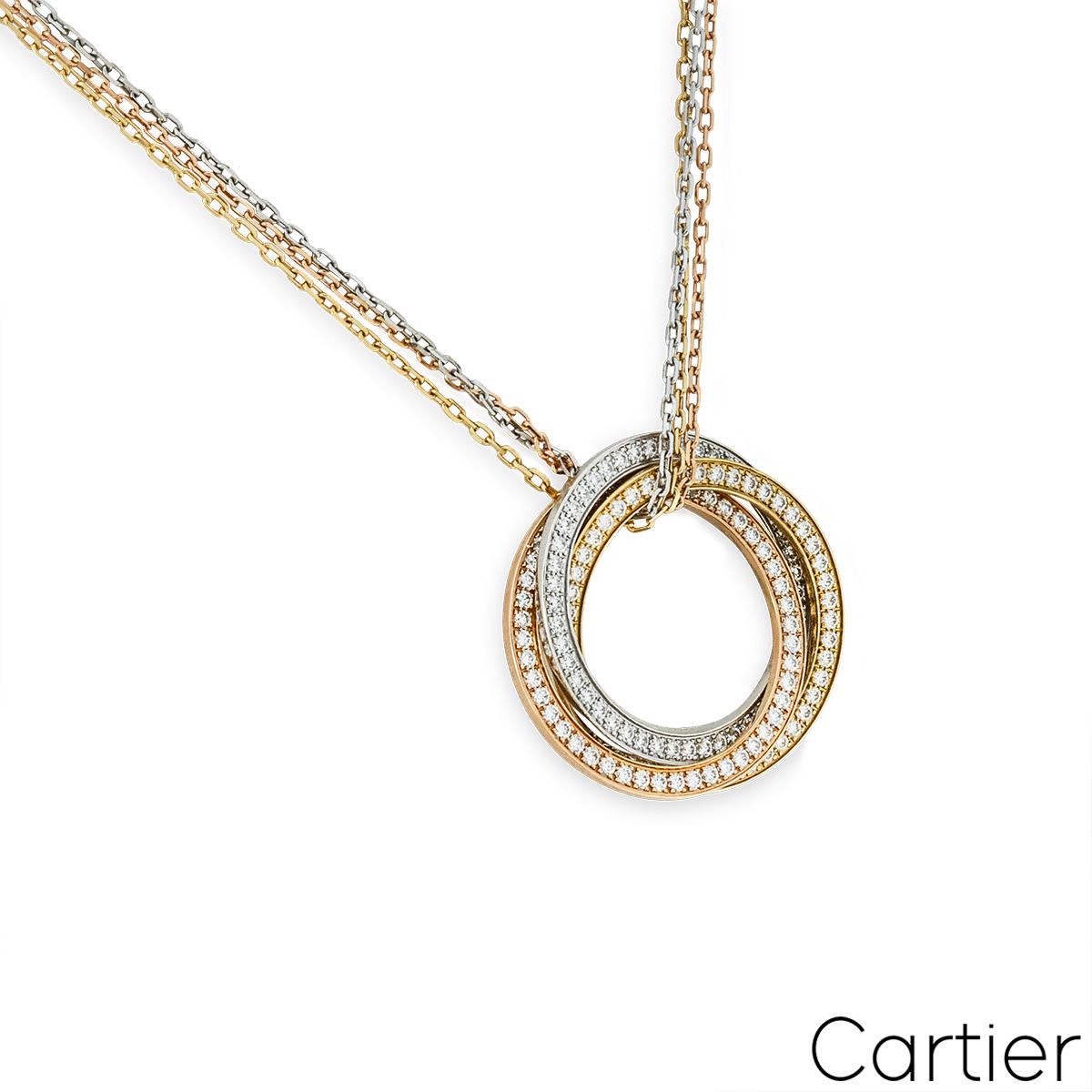 Collier de diamants en or tricolore 18 carats de Cartier, issu de la collection Trinity De Cartier. Le collier est composé de trois motifs circulaires ajourés s'entrelaçant en or jaune, blanc et rose, sertis de 144 diamants ronds de taille brillant