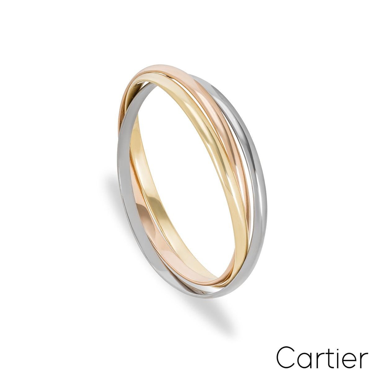 Un bracelet Cartier tricolore emblématique en 18k de la collection Trinity De Cartier. Le bracelet est composé de trois bandes entrelacées en or blanc, rose et jaune 18k de 4,5 mm. Le bracelet convient à un poignet de 18 cm maximum et pèse 56,87