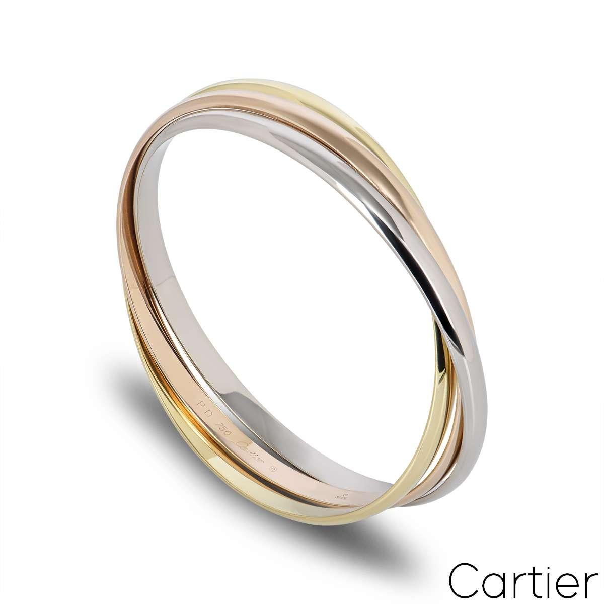 Ein ikonisches 18-karätiges dreifarbiges Cartier-Armband aus der Collection Trinity De Cartier. Das Armband besteht aus drei ineinander verschlungenen 4,4 mm breiten Bändern aus 18 Karat Weiß-, Rosé- und Gelbgold. Das Armband hat einen Innenumfang