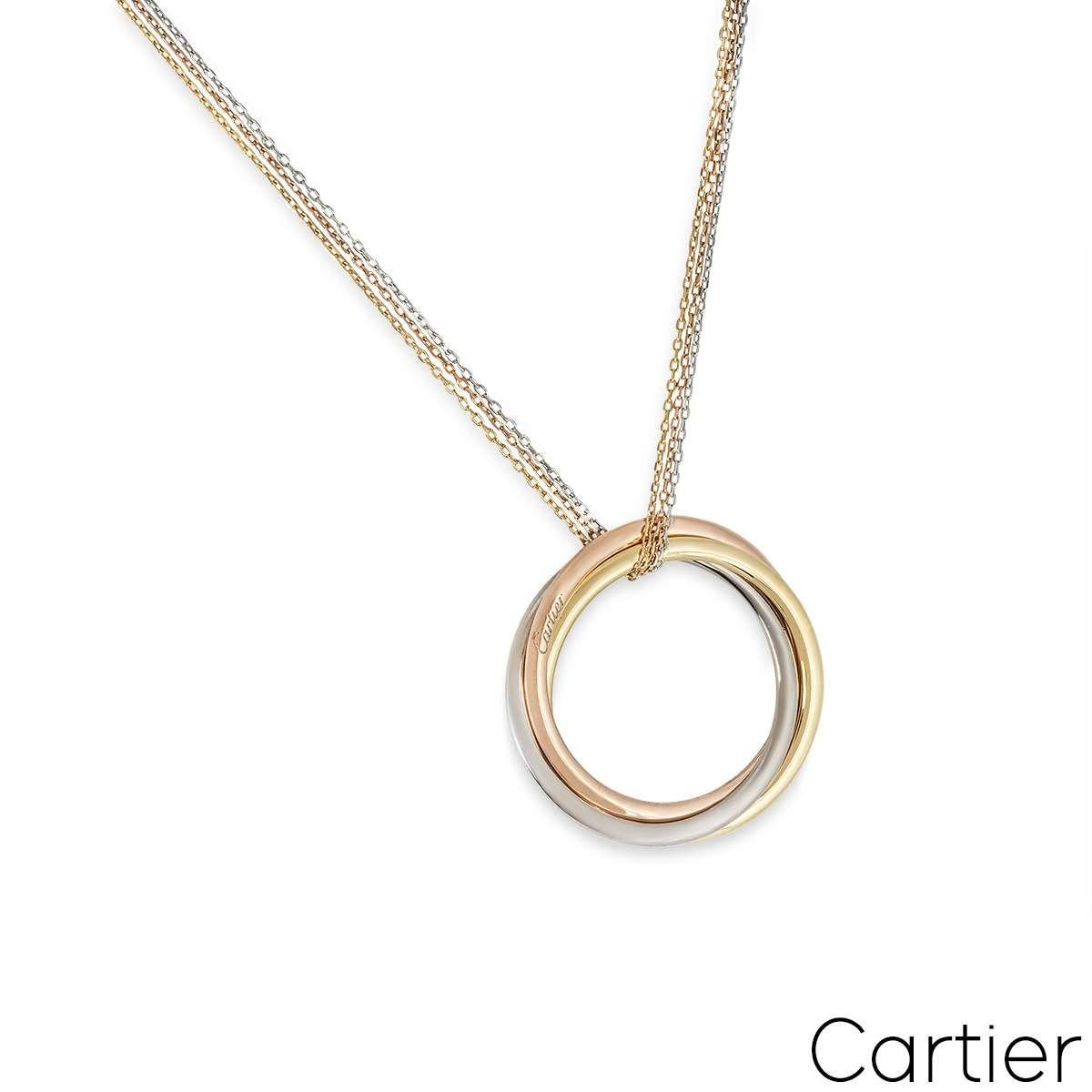 Un séduisant grand collier en or tricolore 18 carats de Cartier, issu de la collection Trinity De Cartier. Le collier est composé de trois motifs circulaires ajourés entrelacés en or jaune, blanc et rose.  Les motifs ont un diamètre de 3,9 cm et