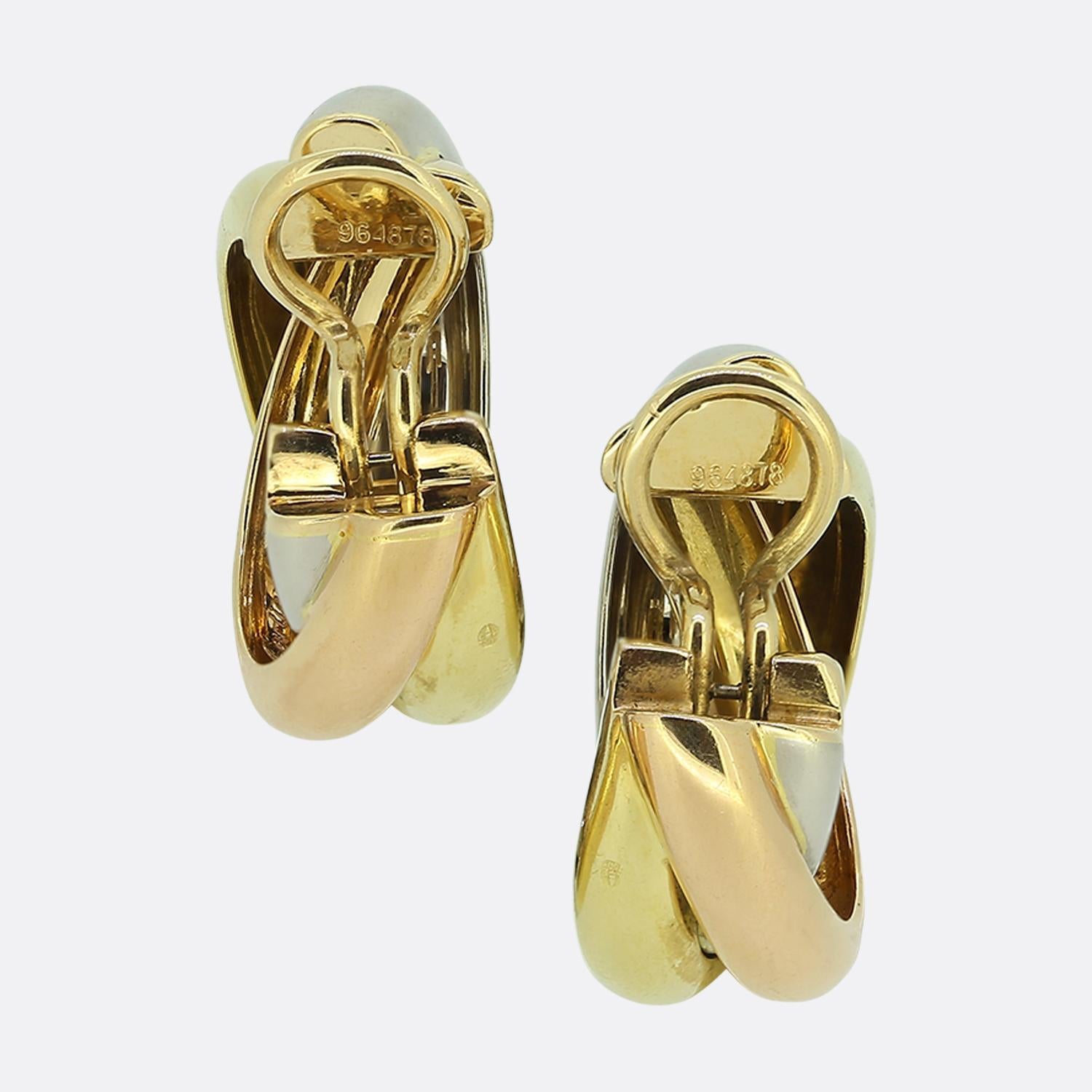 Voici une paire iconique de boucles d'oreilles Icone de la maison de joaillerie de luxe de renommée mondiale Cartier. Chaque boucle d'oreille est composée de trois barres d'or 18ct contrastées, jaune, blanc et rose, qui s'entrelacent tout en