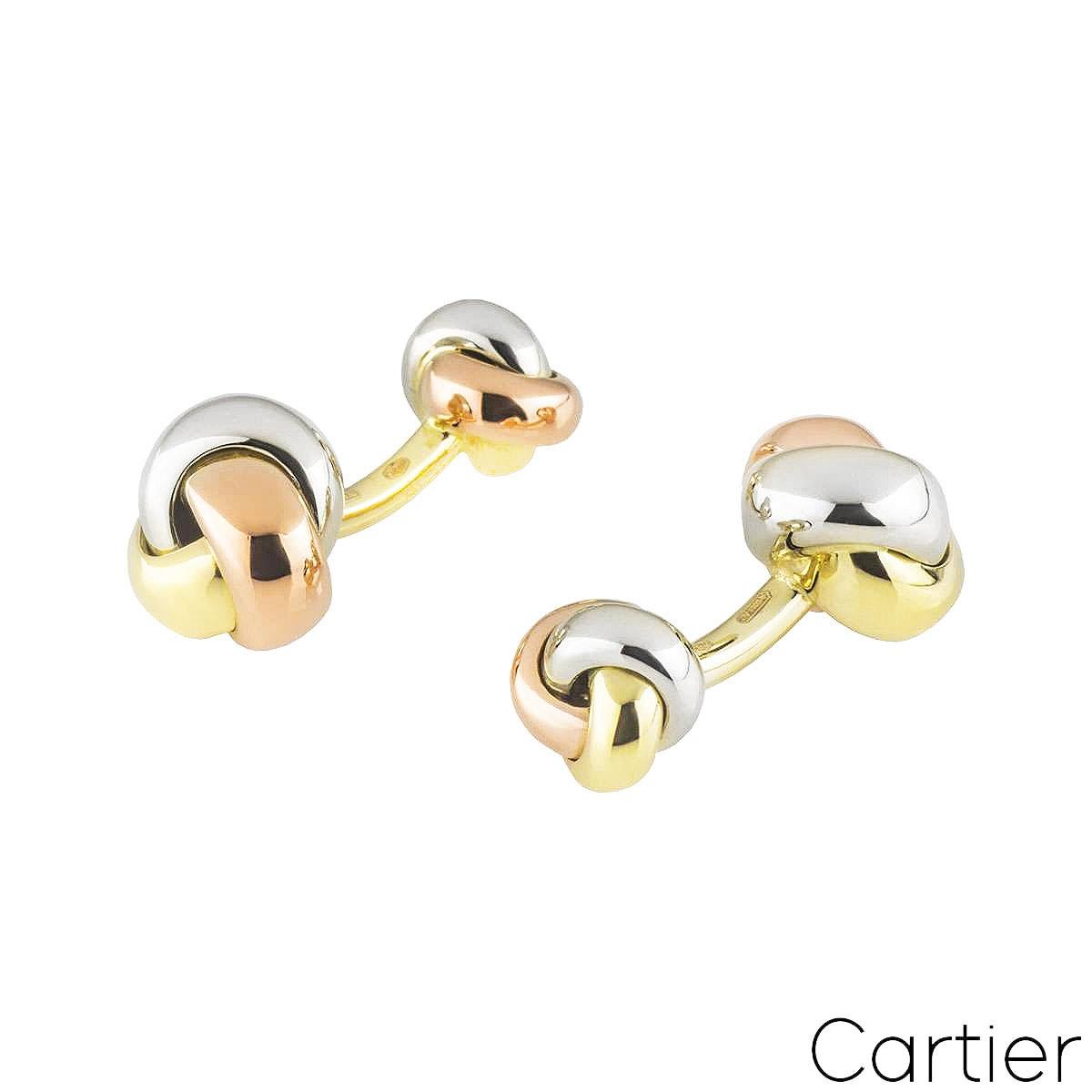 Un classico paio di gemelli Cartier Trinity in oro 18 carati. I gemelli sono composti da una fascia in oro bianco, giallo e rosa intrecciata in un grande nodo che conduce a un nodo più piccolo. Il nodo grande misura 11,5 mm di diametro e il nodo più